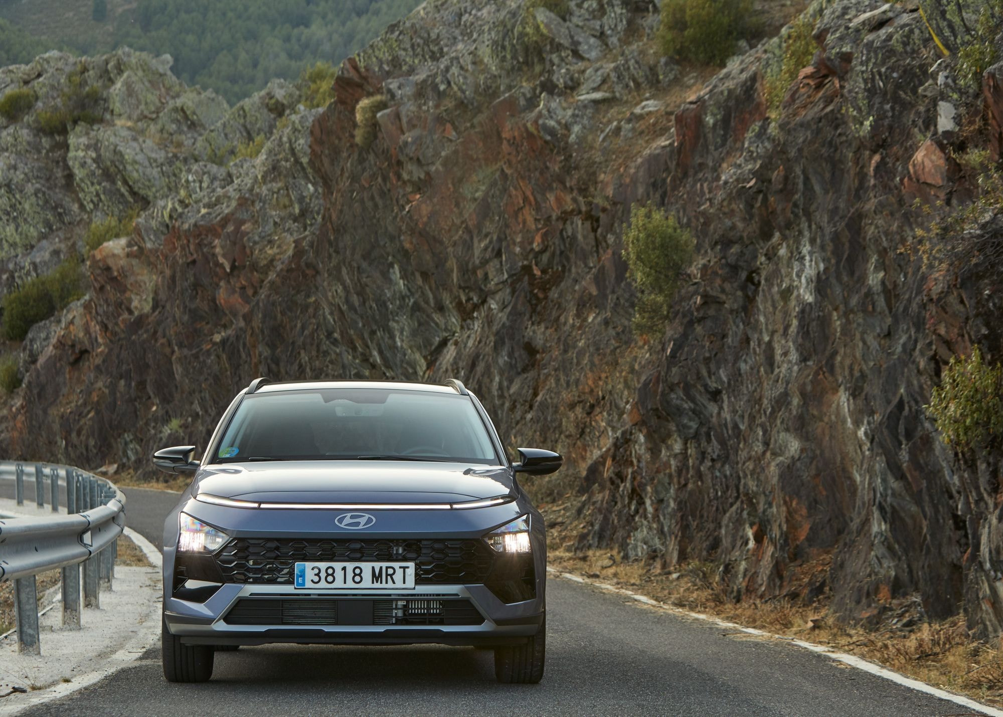 Otra perspectiva lateral del Hyundai Bayon que resalta su robustez.