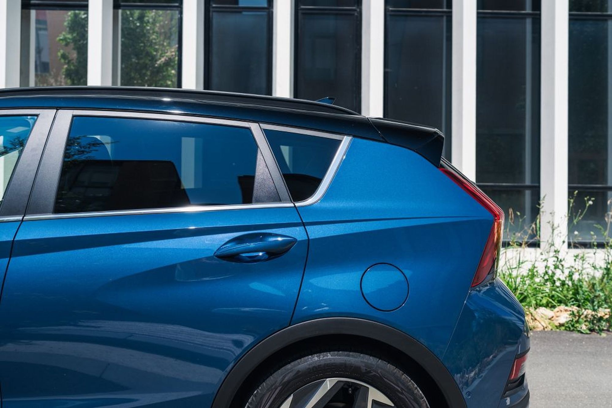 Perspectiva lateral del Hyundai Bayon mostrando su elegancia y estilo.