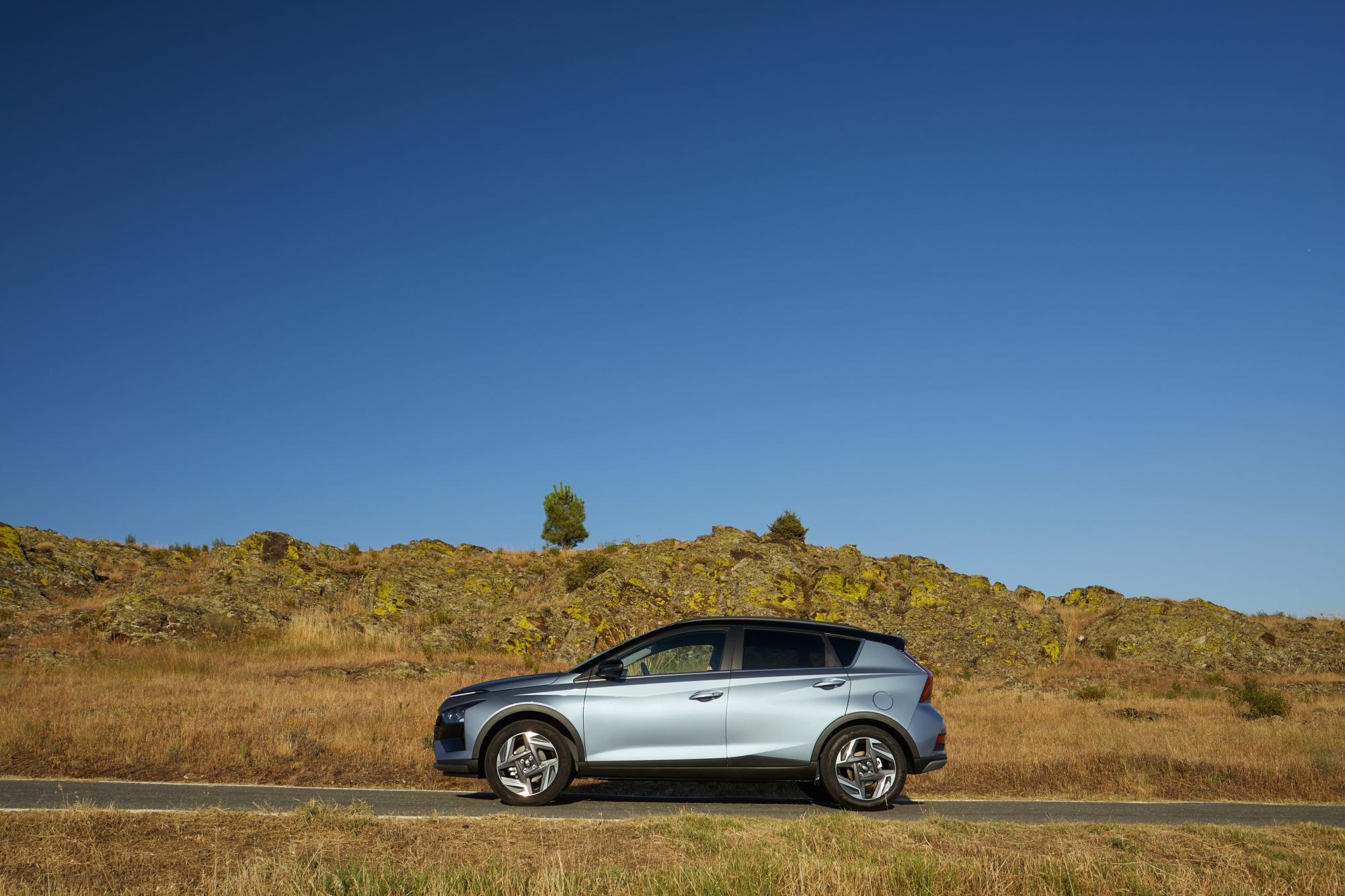 Vista lateral del Hyundai Bayon en un entorno natural.
