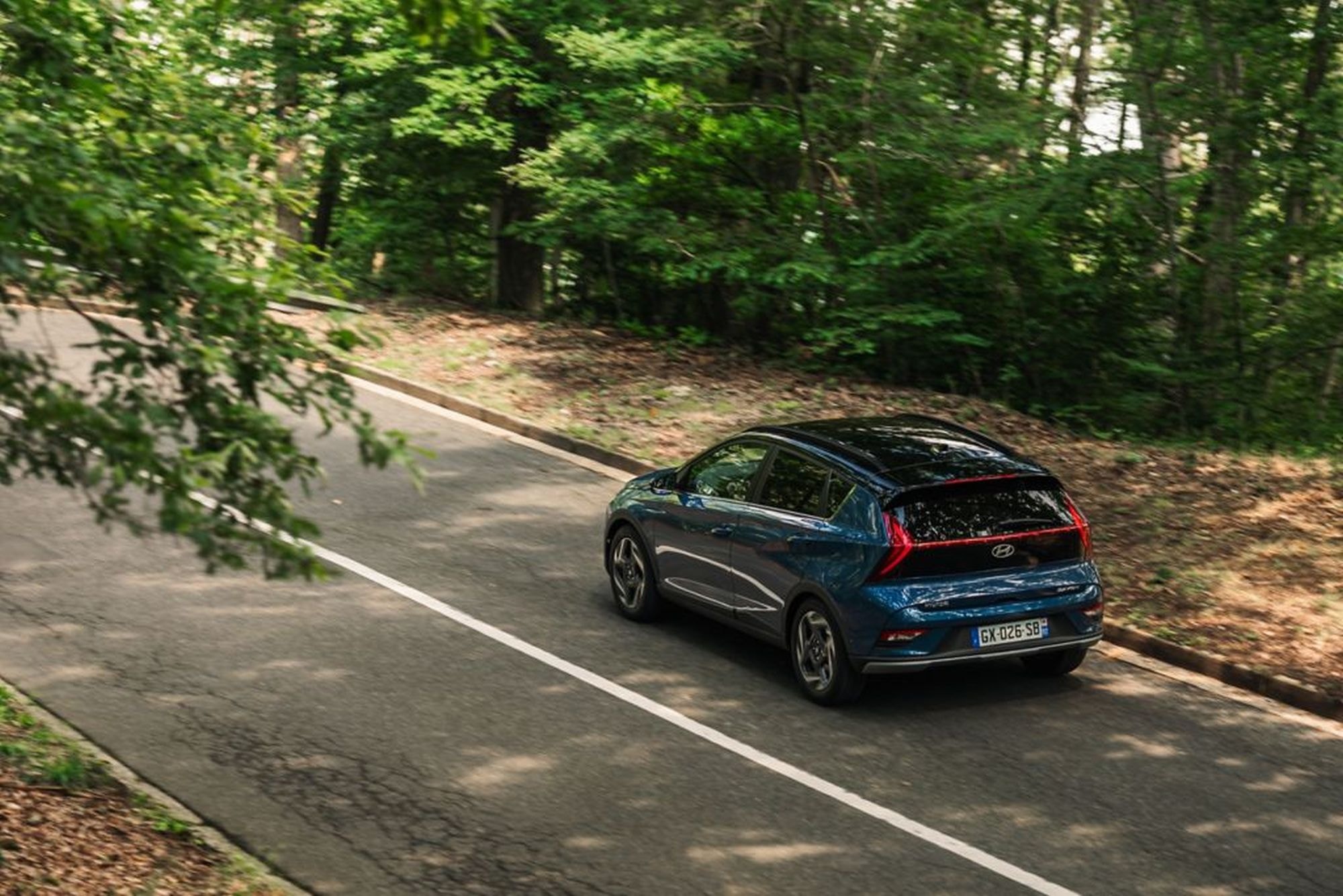 Hyundai Bayon en un entorno natural, mostrando su perfil dinámico.