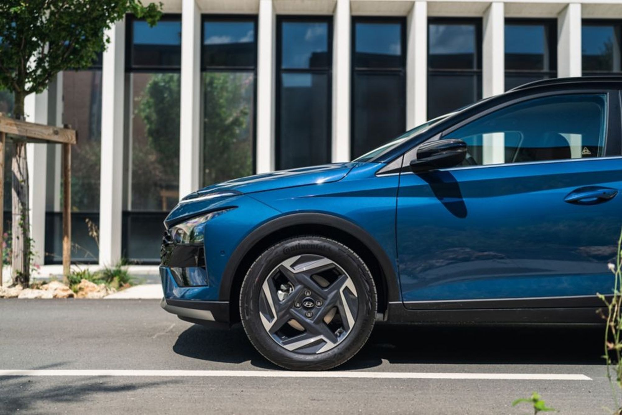 Vista lateral completa del Hyundai Bayon, perfecta para notar sus proporciones.