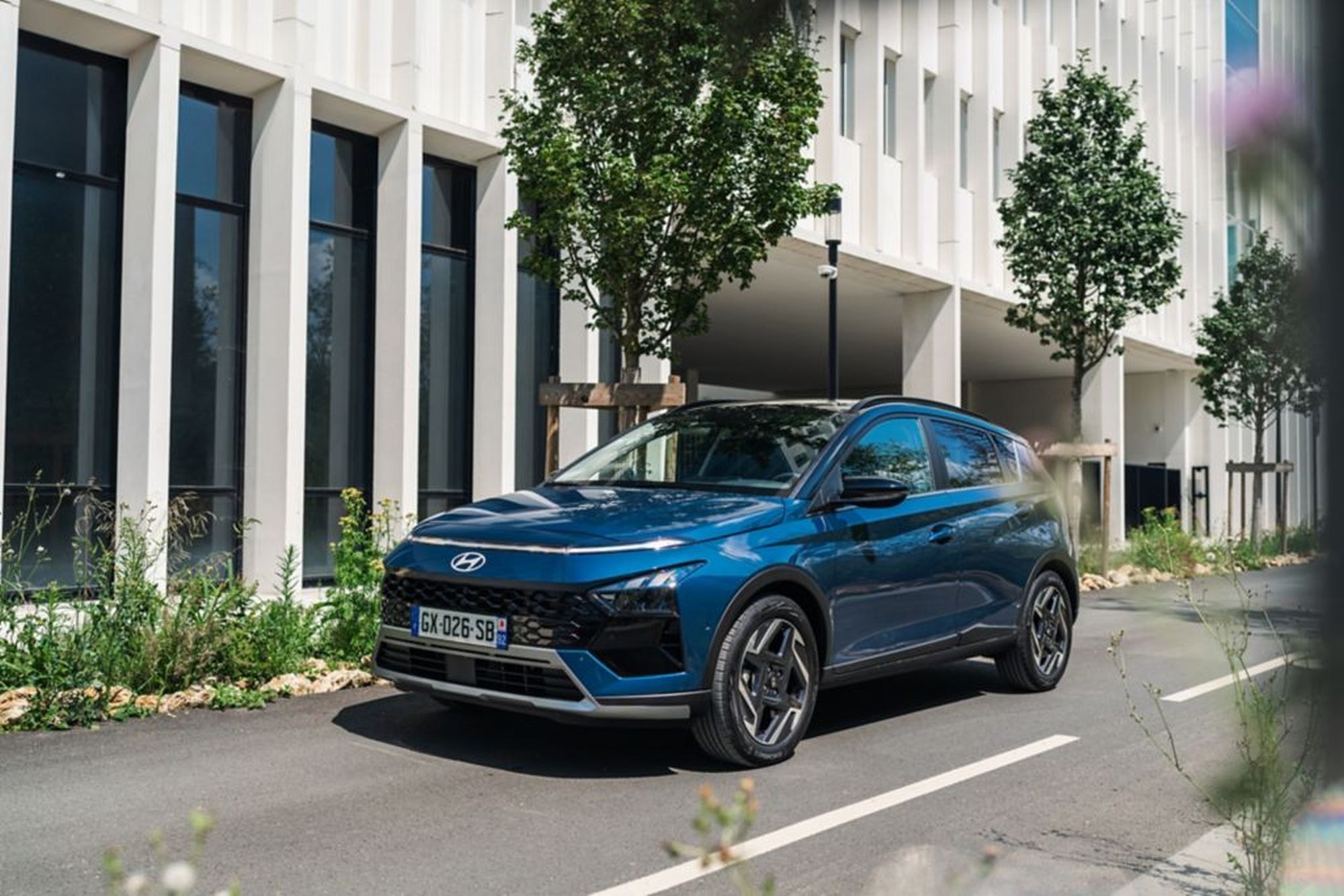 Vista lateral del Hyundai Bayon, destacando su diseño moderno y elegante.