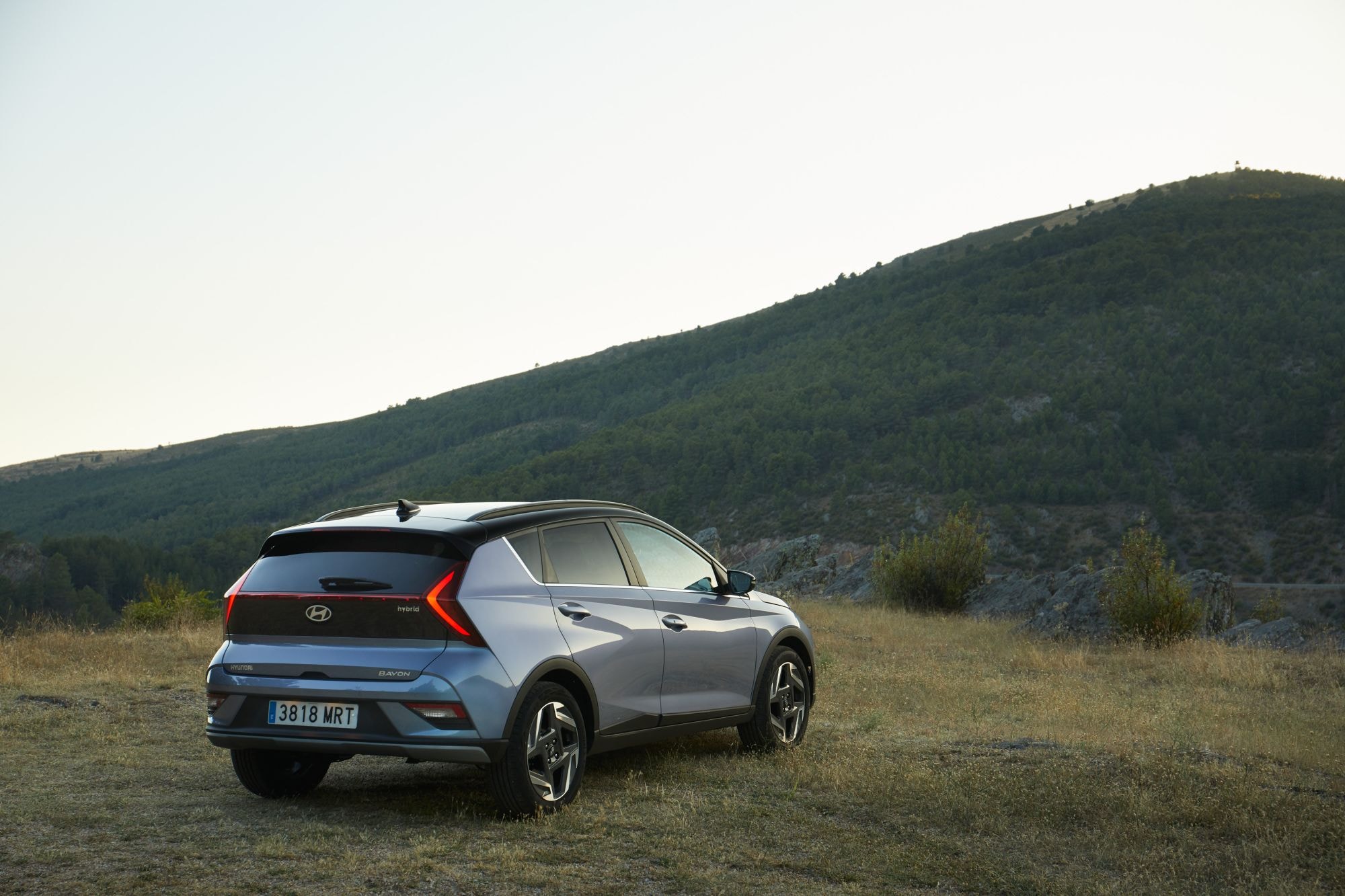 El Hyundai Bayon en un entorno urbano, destacando su estilo ágil y dinámico.