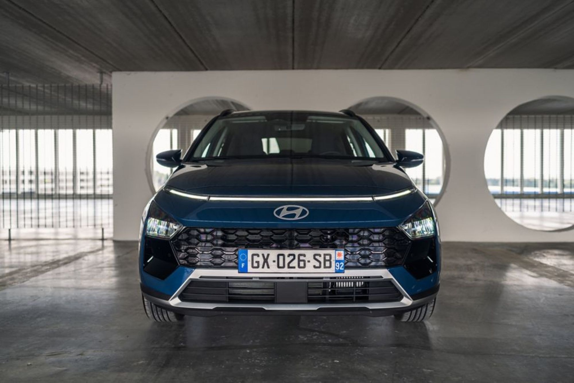 Primer plano de la llanta del Hyundai Bayon, mostrando su diseño deportivo.