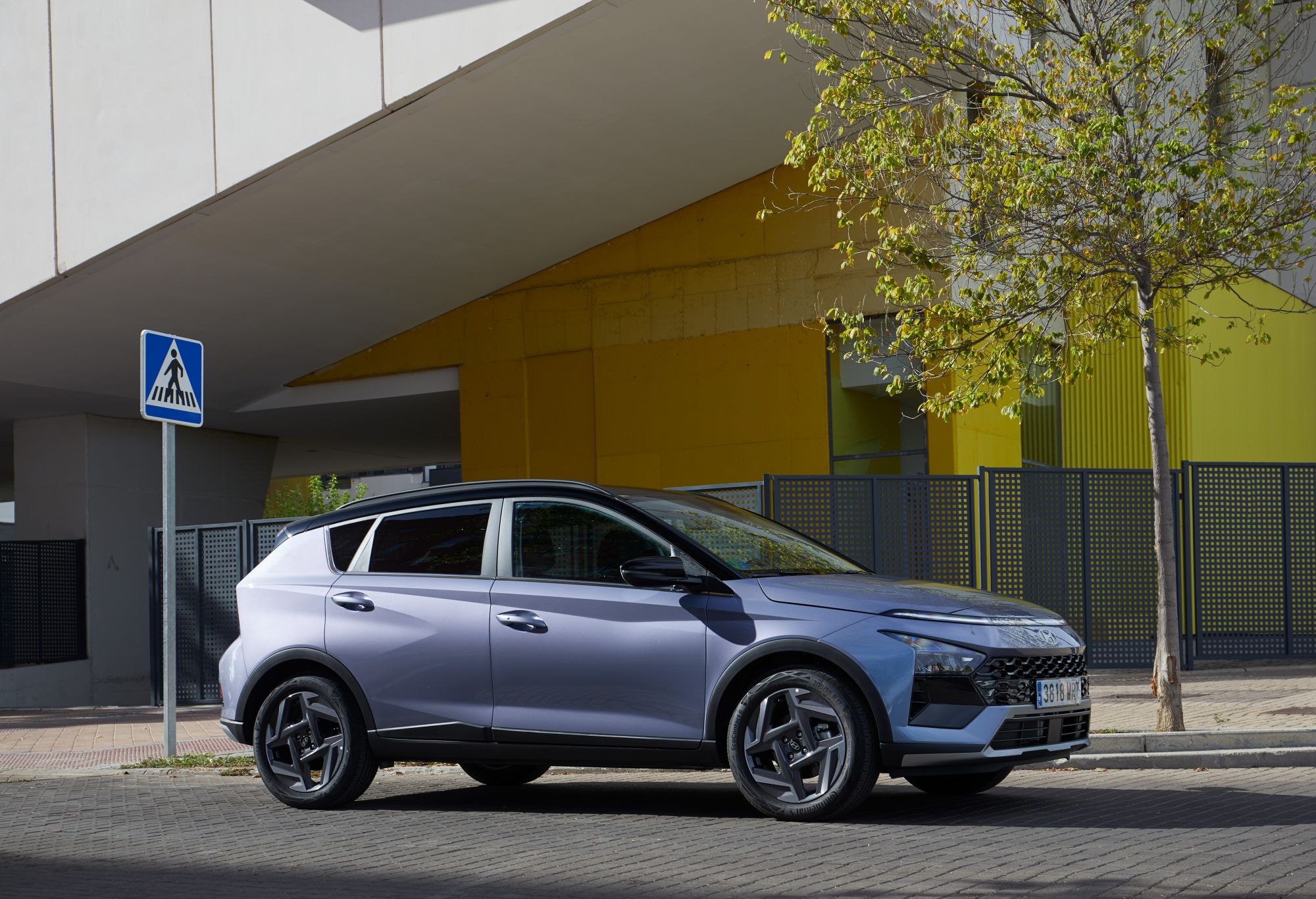 El Bayon capturado en un paisaje montañoso, combinando diseño y naturaleza.