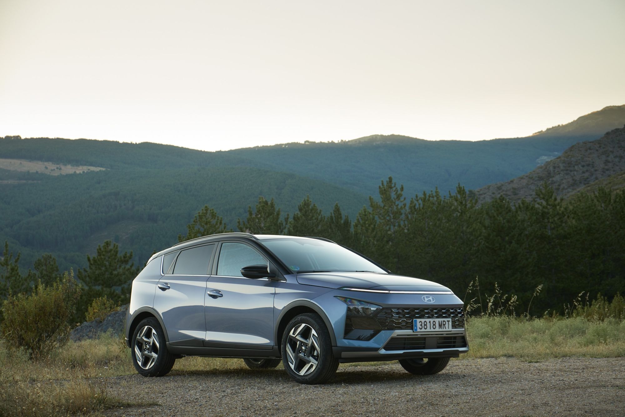 Vista trasera del Hyundai Bayon, destacando su diseño moderno.