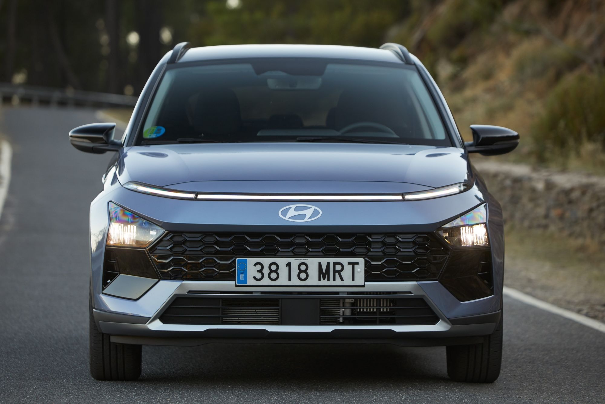 Vista trasera del Hyundai Bayon en una carretera, fusionando diseño y funcionalidad.