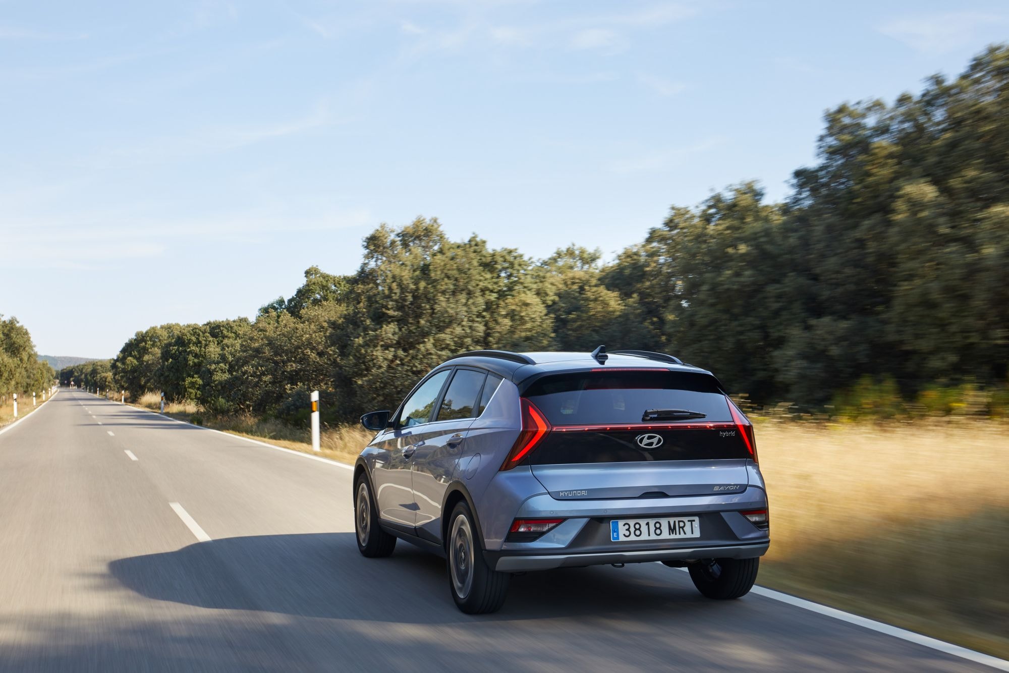 Vista lateral trasera del Hyundai Bayon mostrando su diseño moderno.