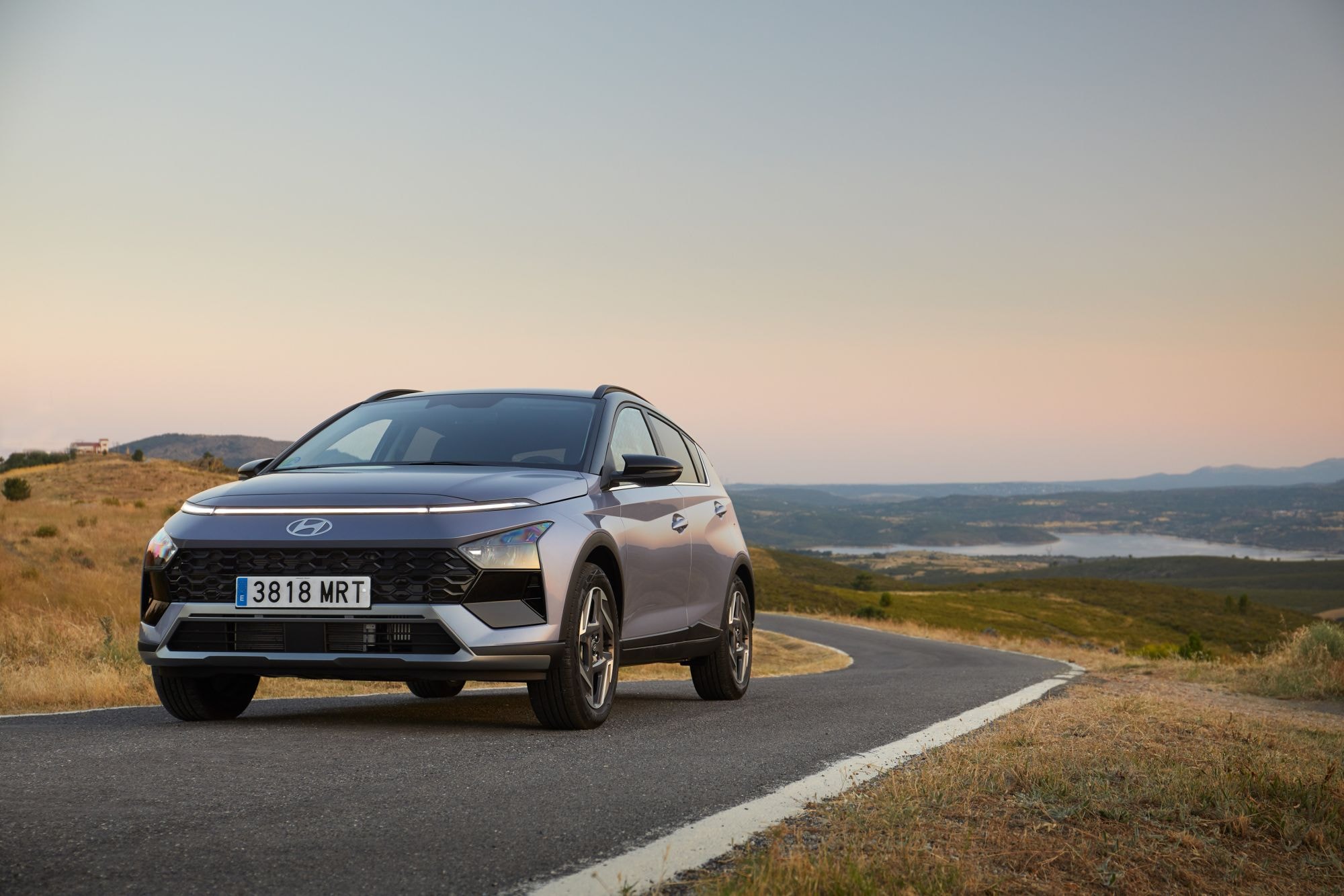 Vista trasera del Hyundai Bayon en carretera, resaltando su aspecto robusto.