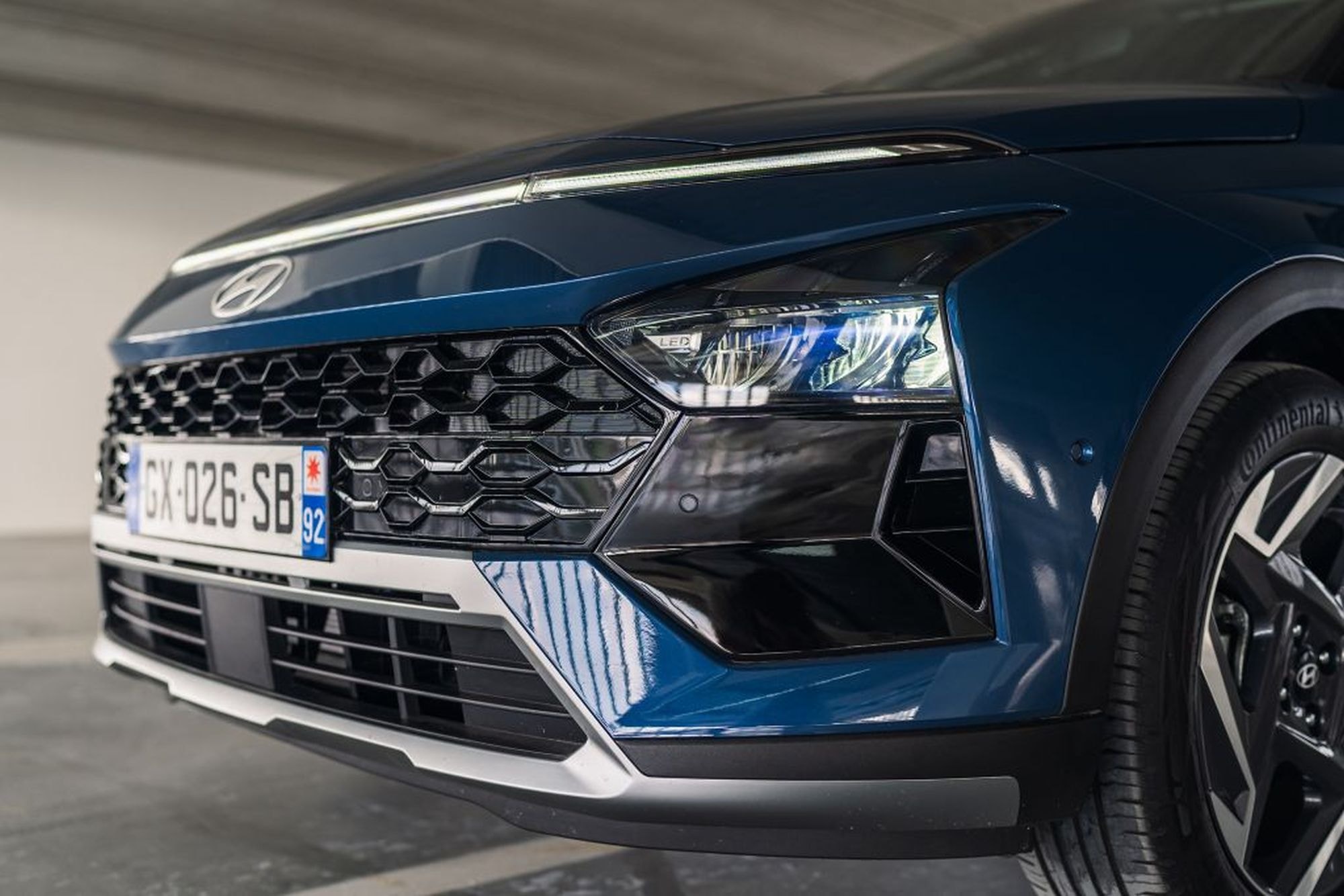 Vista trasera del Bayon, destacando sus luces LED y diseño compacto.