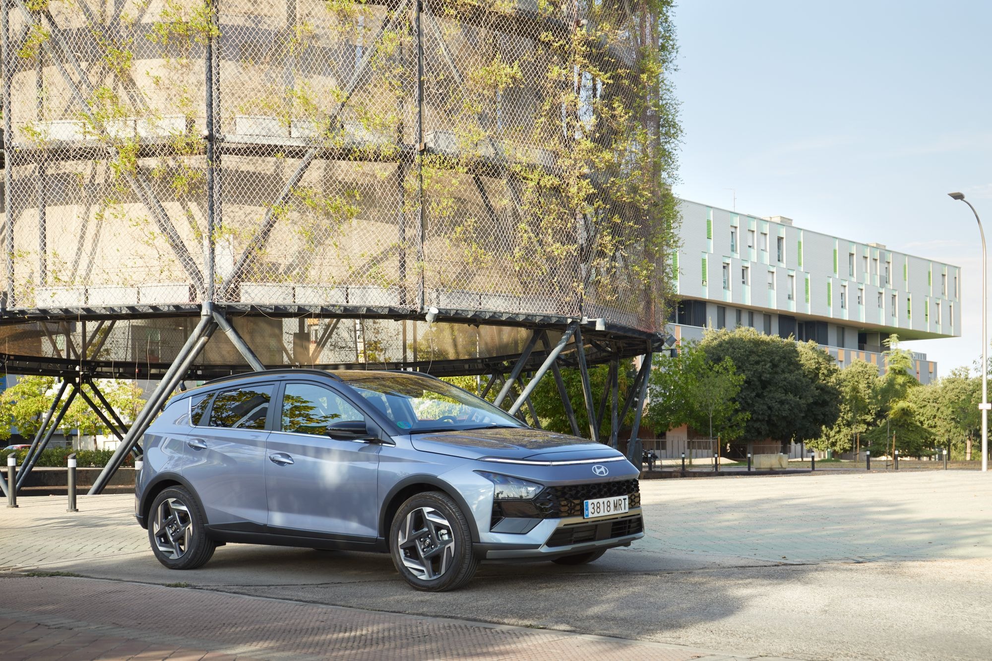 Vista lateral del Hyundai Bayon en una calle moderna, mostrando su dinámica.