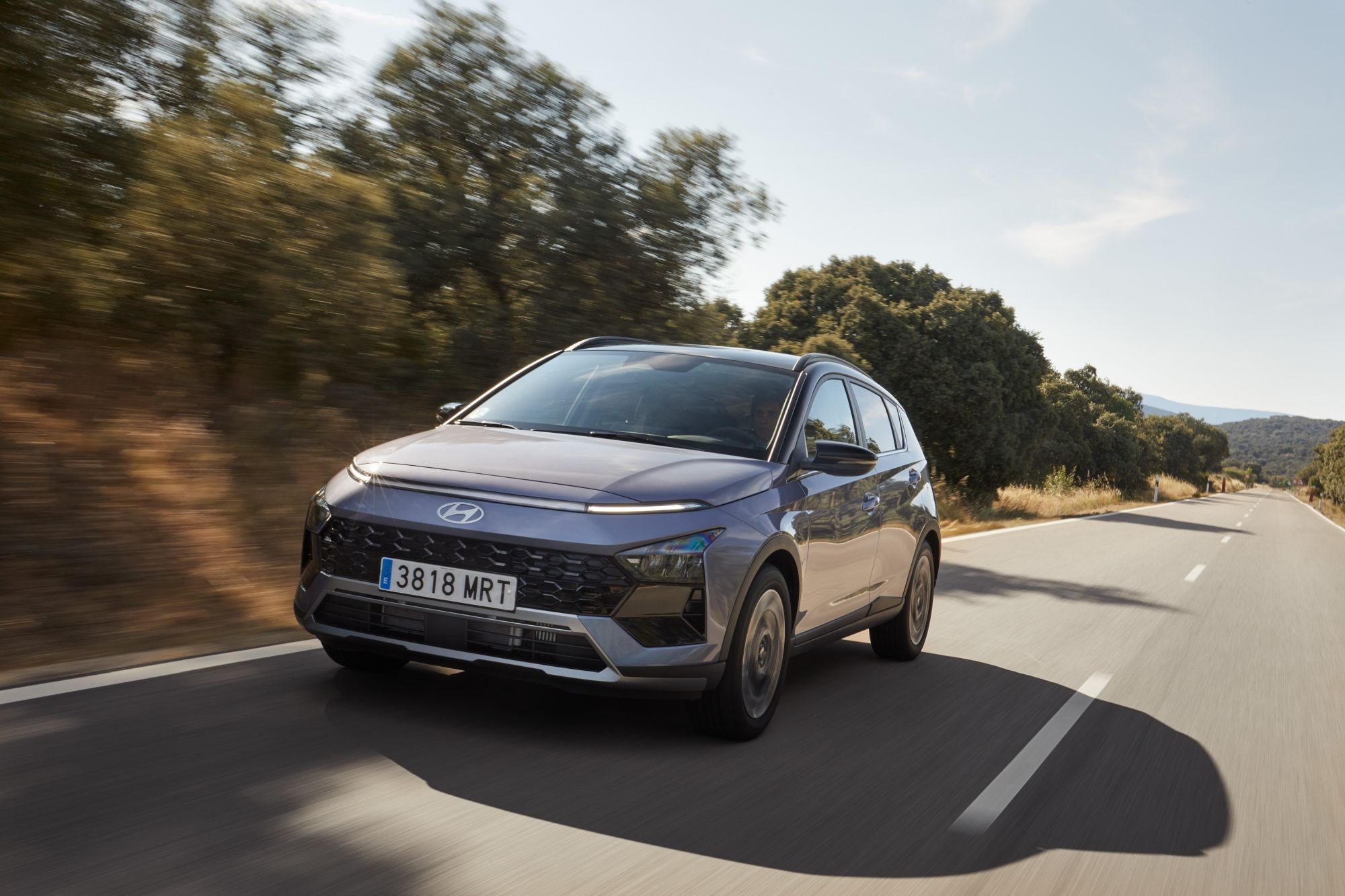 Hyundai Bayon en movimiento sobre una carretera, refleja su versatilidad.