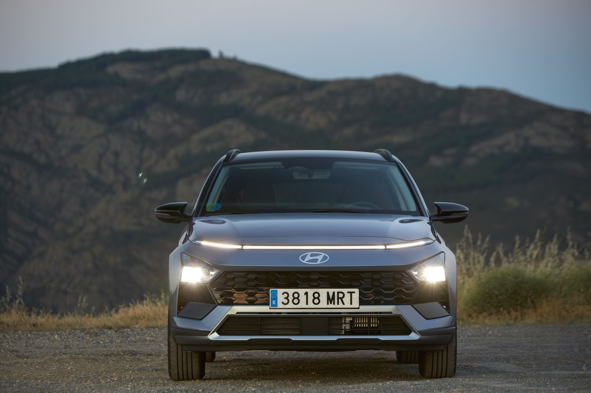 Vista lateral que captura el perfil deportivo y contemporáneo del Hyundai Bayon.