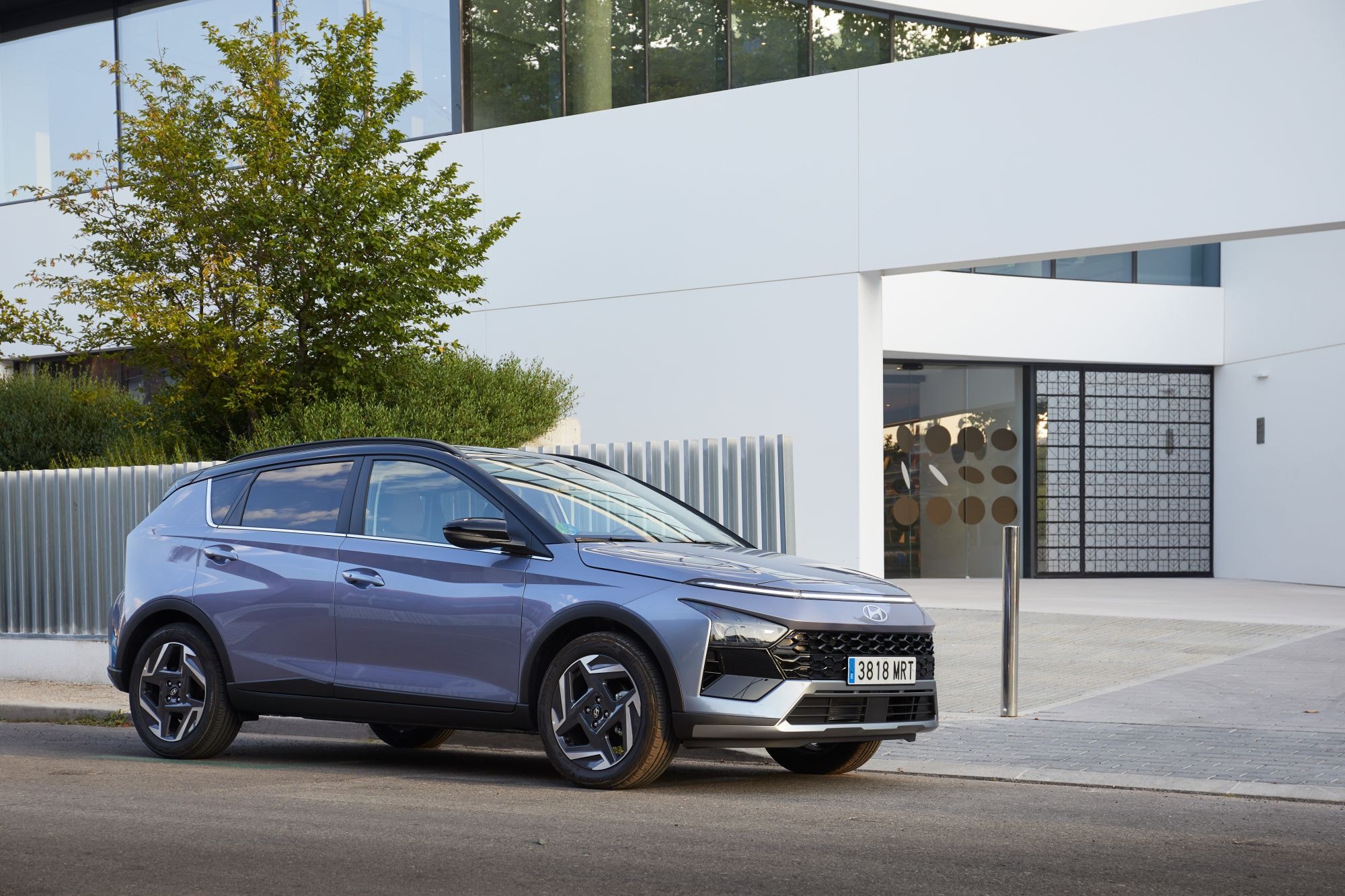 Perspectiva lateral del Hyundai Bayon, resaltando su elegancia y proporciones.