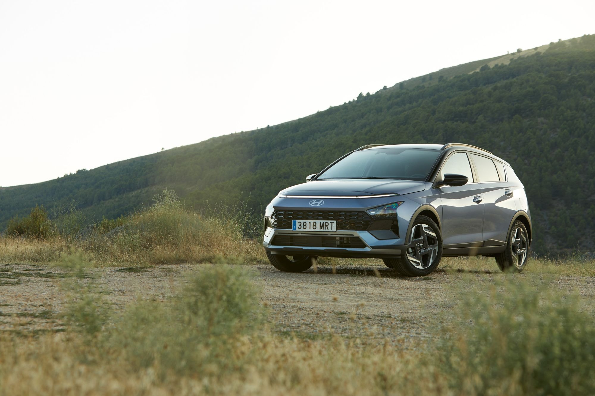 Vista trasera del Hyundai Bayon en un entorno montañoso, resaltando su potencia.