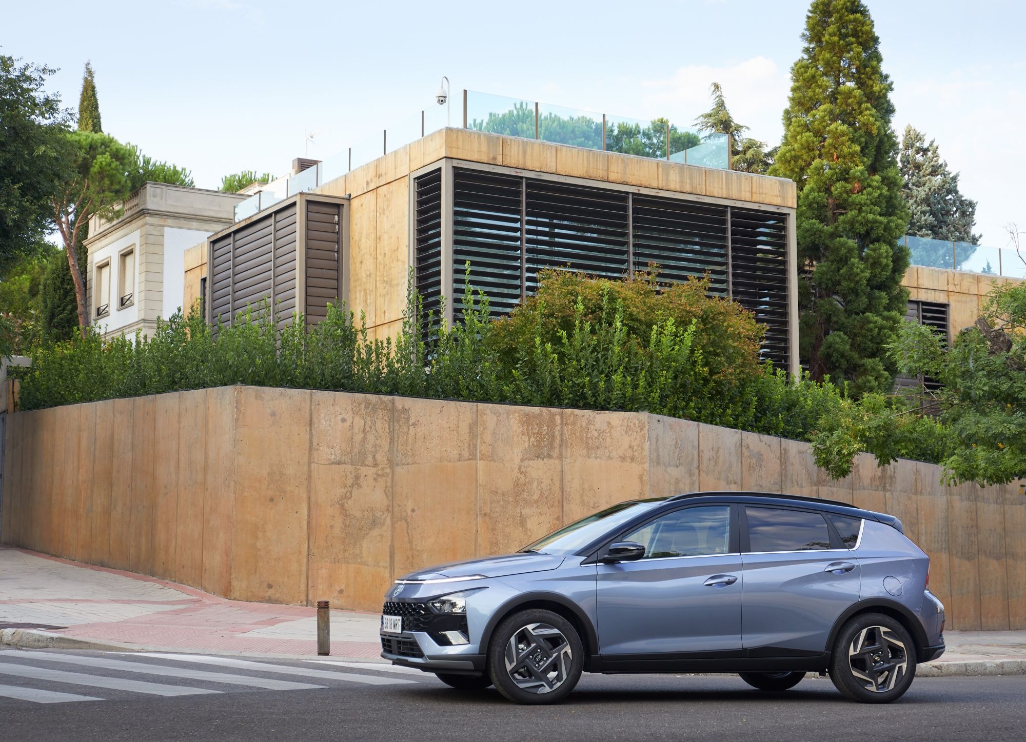 Vista lateral y trasera del Hyundai Bayon, destaca su diseño moderno.