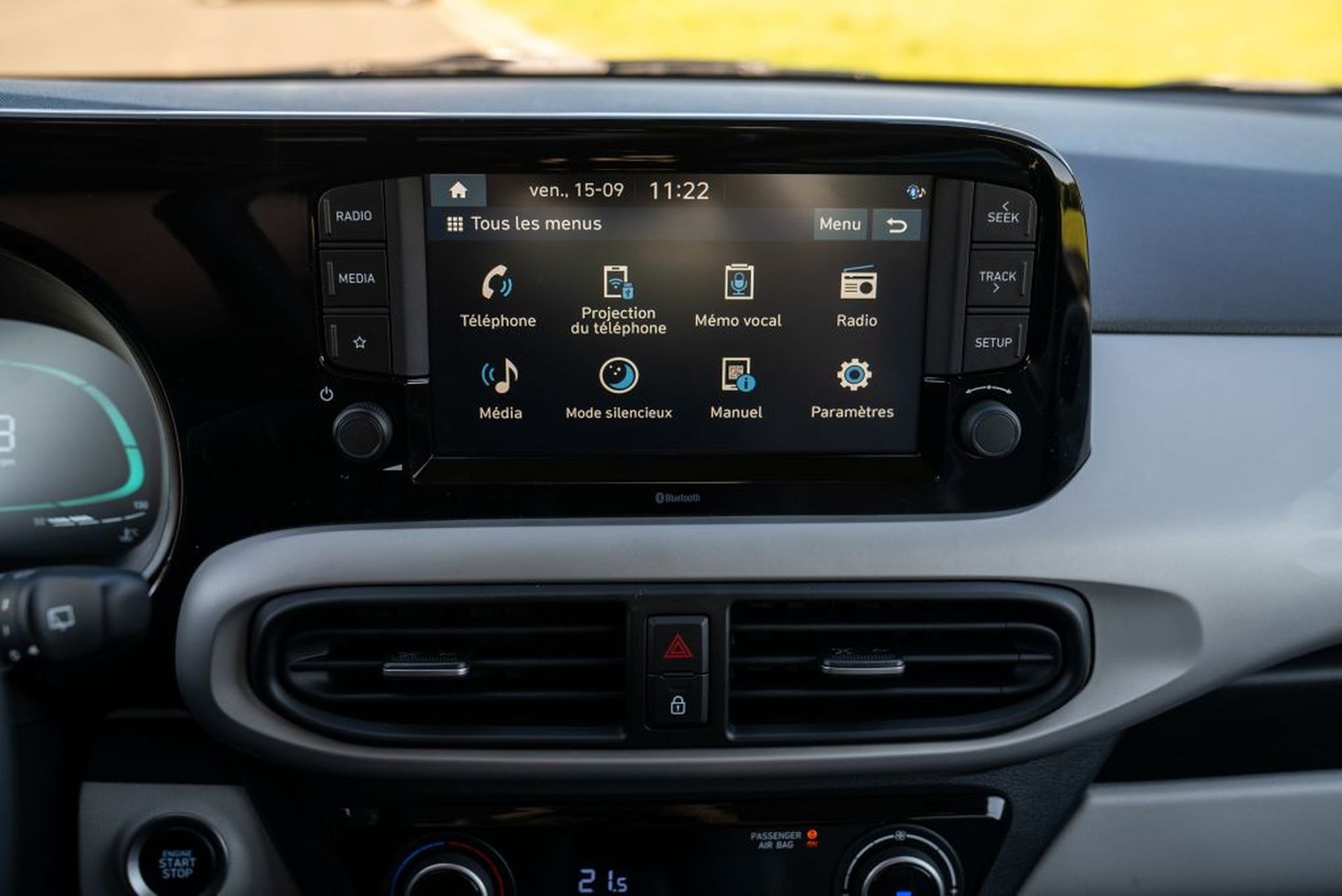 Espacio trasero que ofrece comodidad y suficiente espacio para pasajeros.