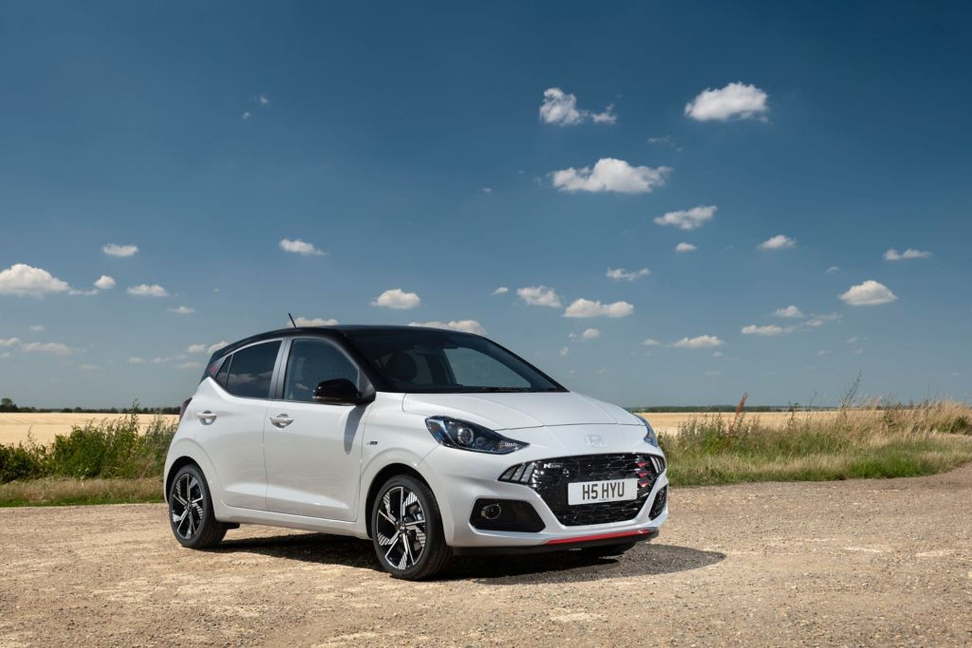 Vista del área trasera del Hyundai i10 resaltando su diseño moderno.