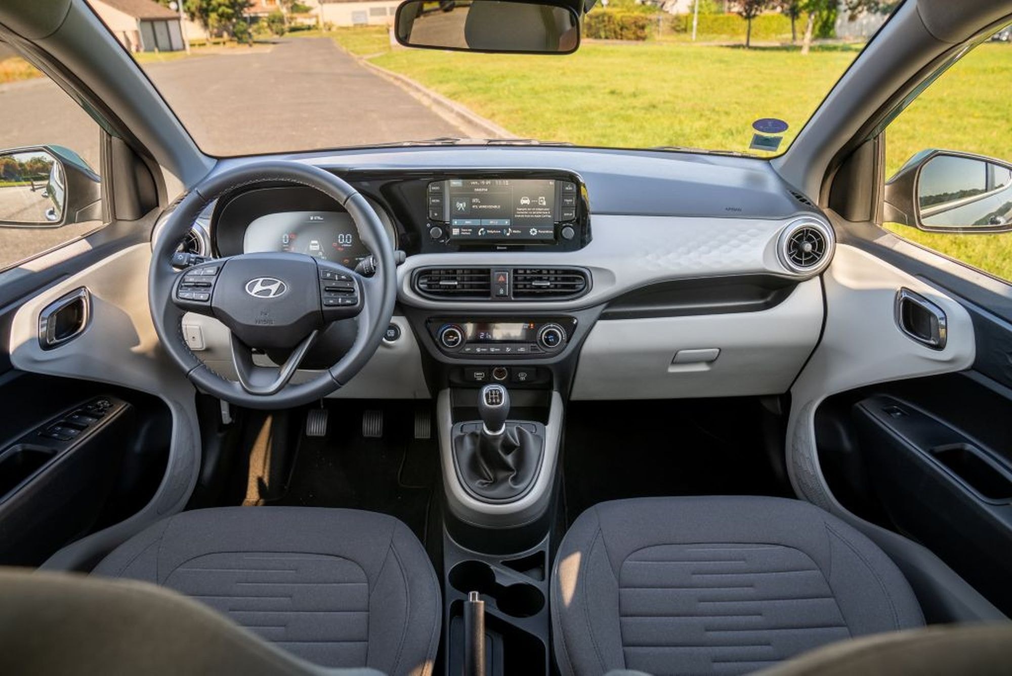 Detalle del freno de mano, diseño ergonómico para mayor comodidad.