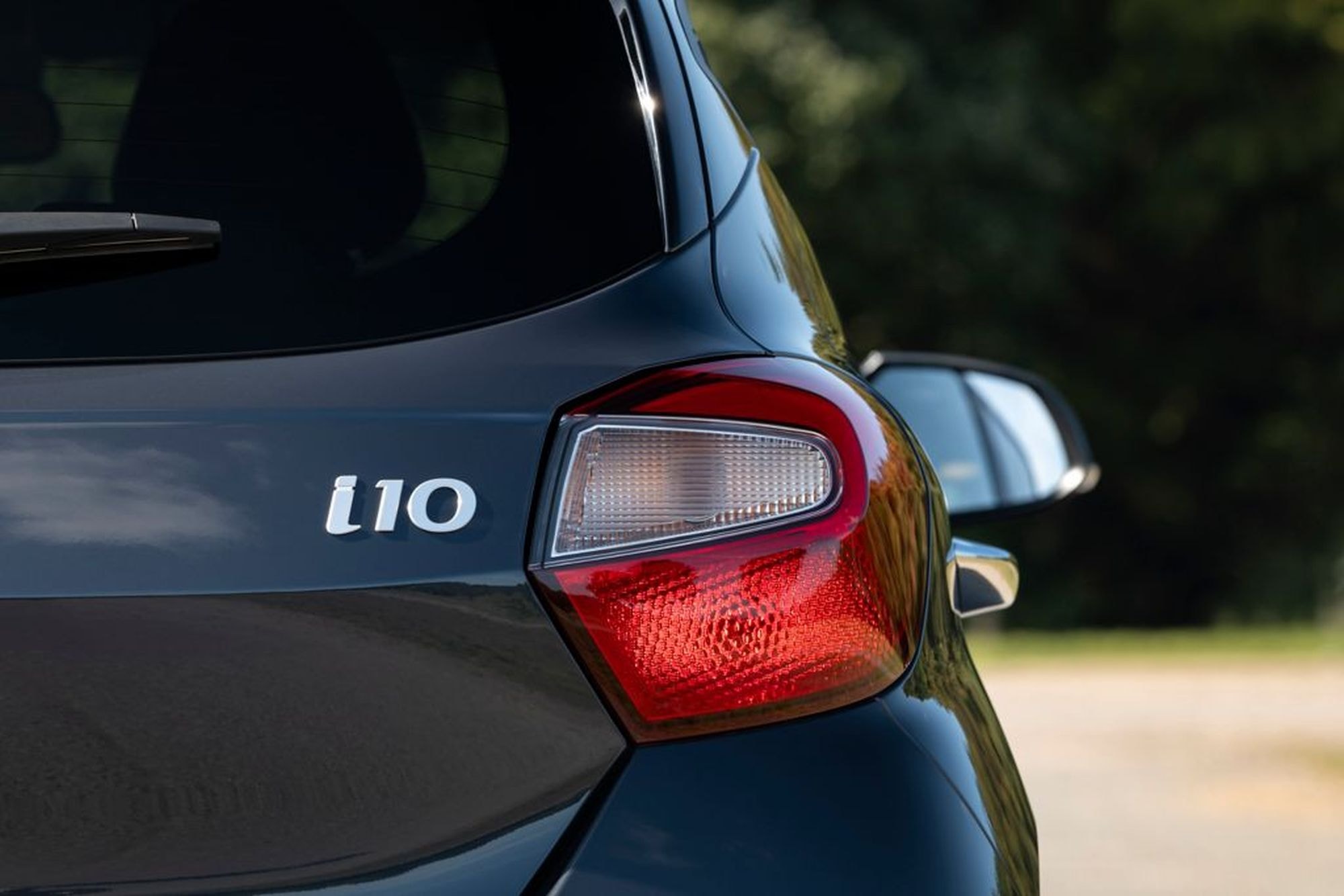 Detalle del logo i10, un sello de identidad del modelo.