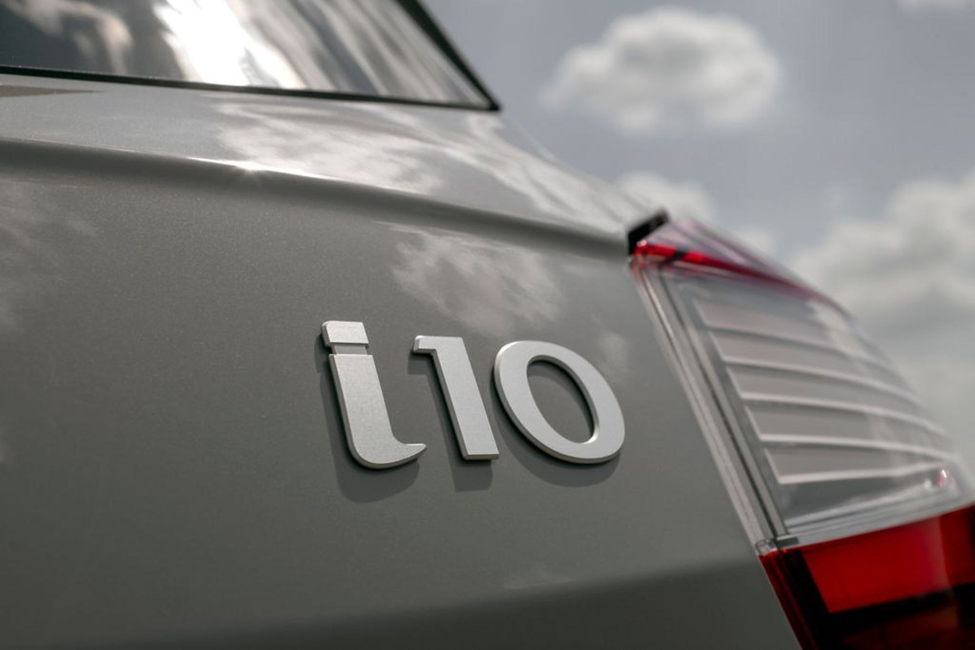 Primer plano del emblema "i10", símbolo de calidad y diseño de este modelo.