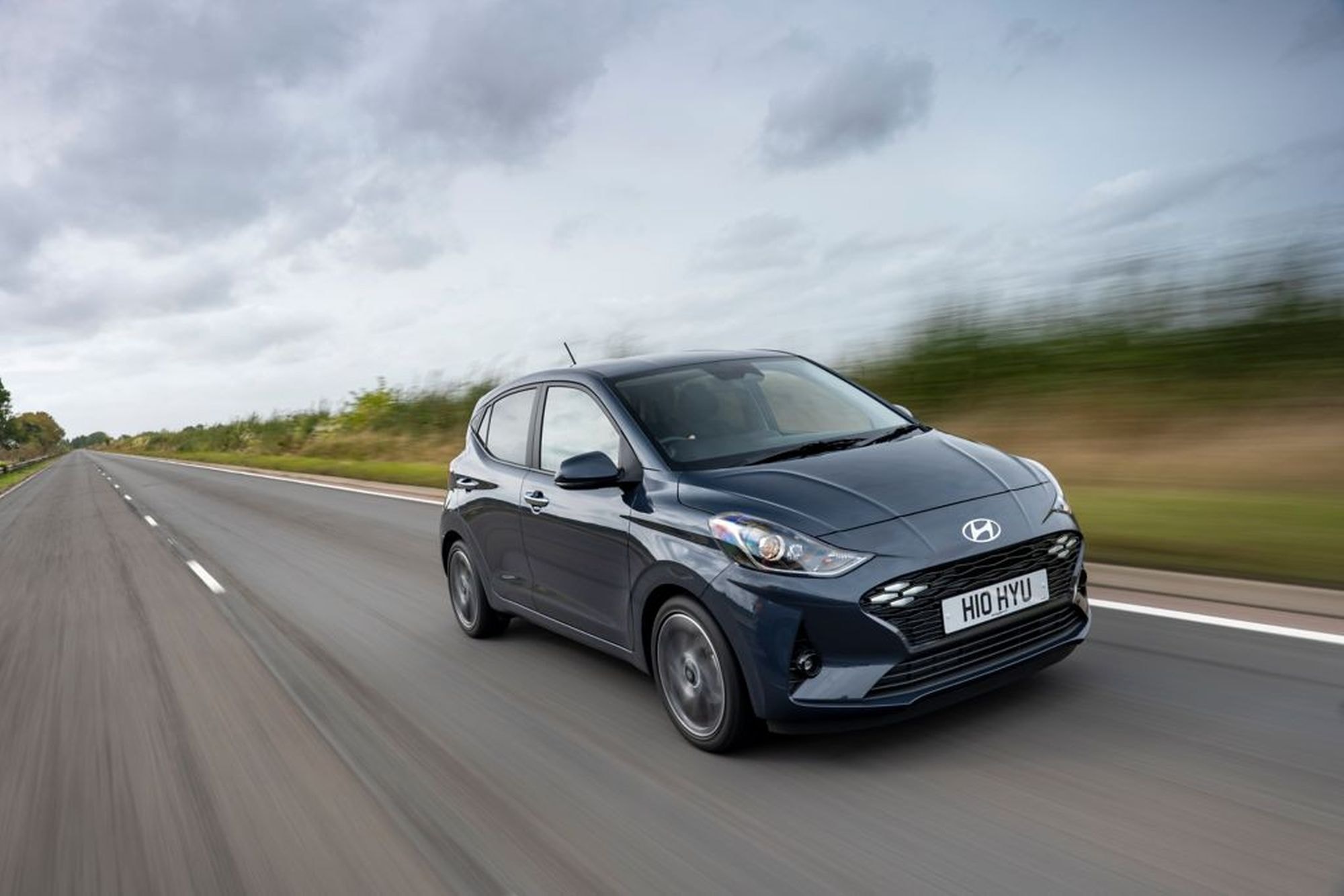 Hyundai i10 en movimiento, destaca su agilidad y eficiencia en carretera.