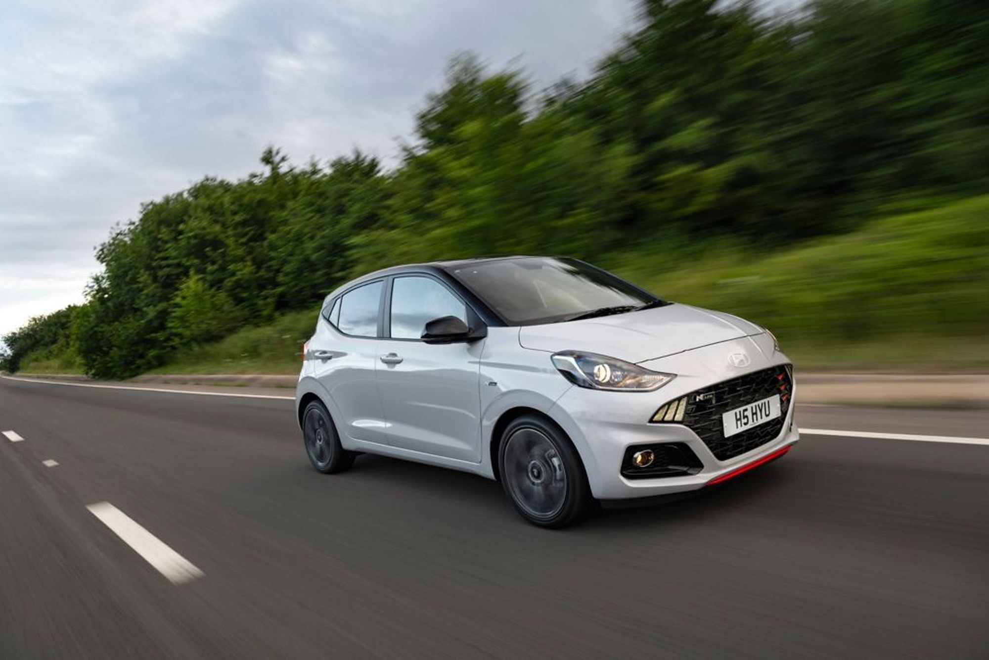 Perspectiva frontal del Hyundai i10, mostrando su diseño moderno y deportivo.