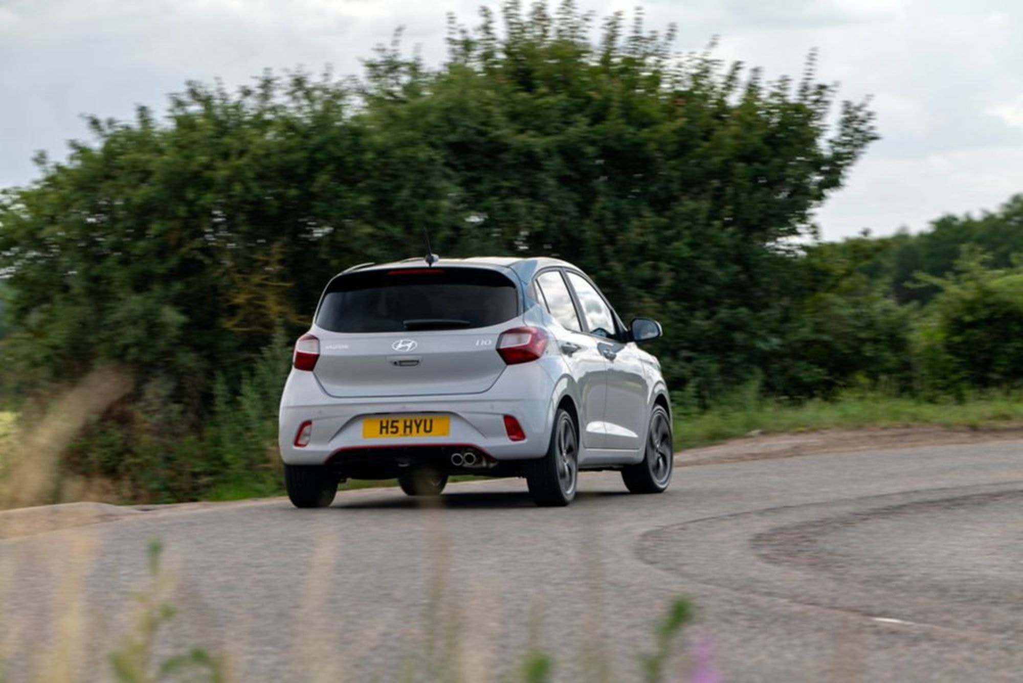 Vista frontal del Hyundai i10, resaltando su parrilla y faros agresivos.
