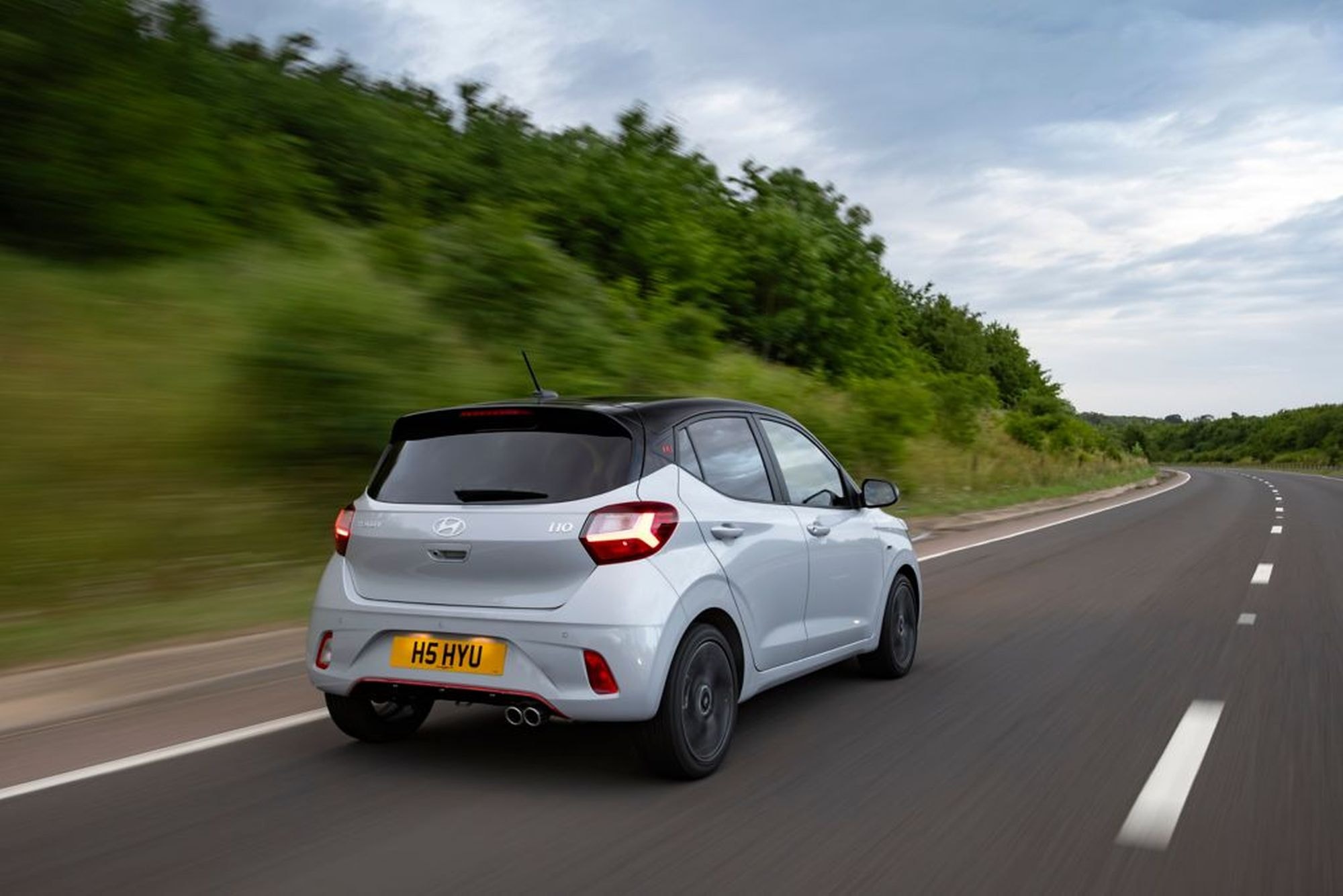El Hyundai i10 en una carretera, subrayando su perfil aerodinámico.