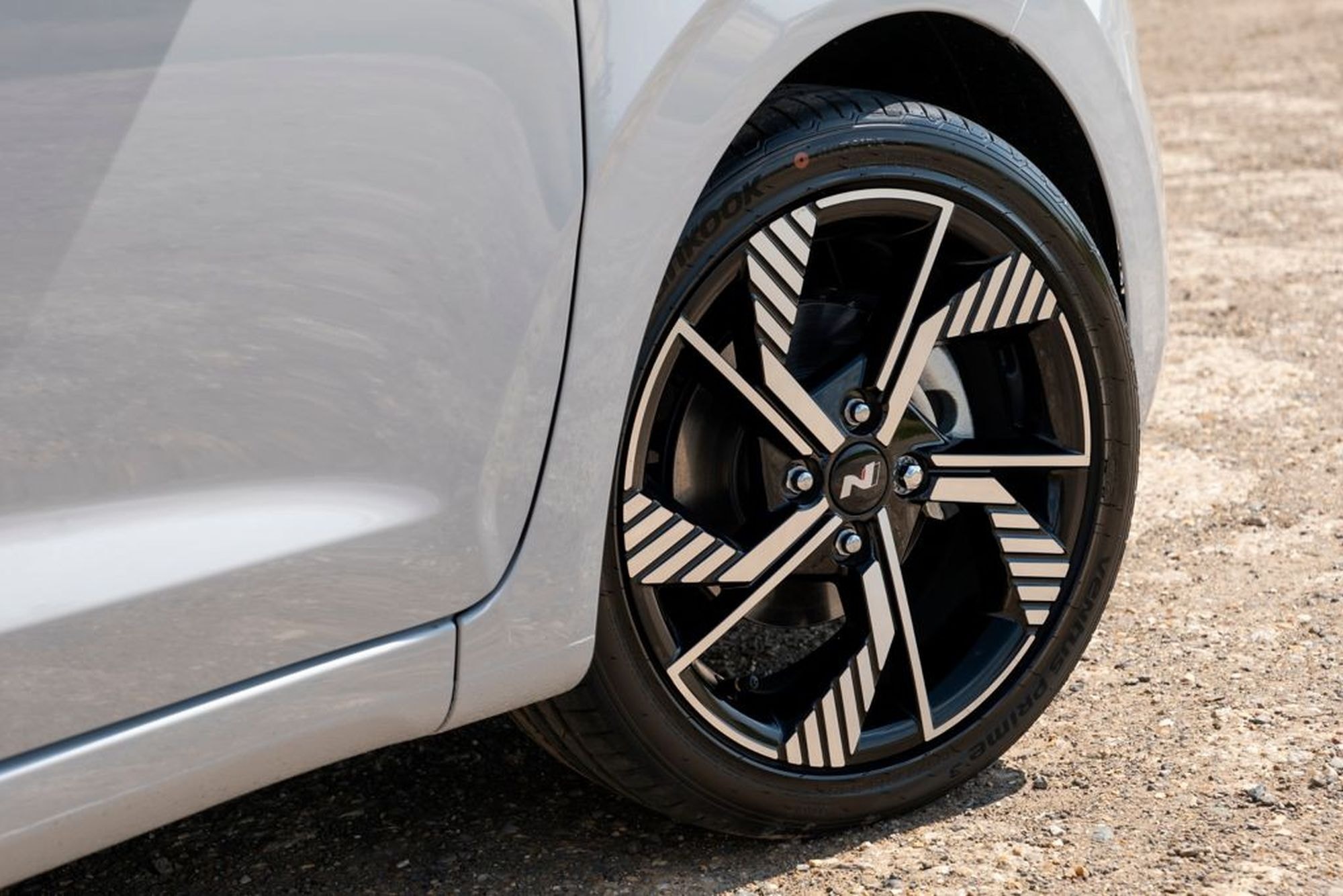 Otra imagen del lateral del Hyundai i10, mostrando su diseño estilizado.