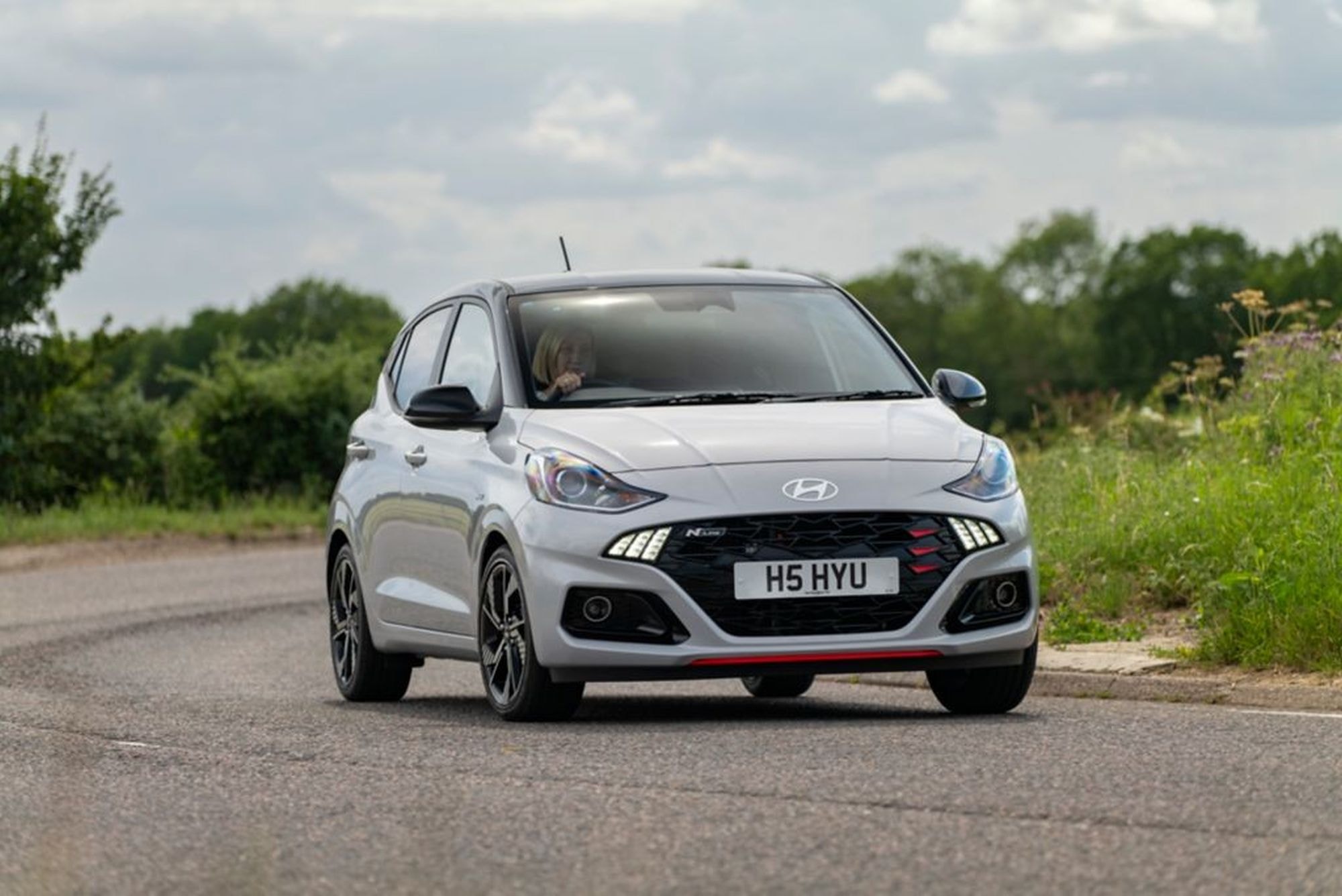 Otra perspectiva de la parte trasera del Hyundai i10, enfatizando su estilo dinámico.