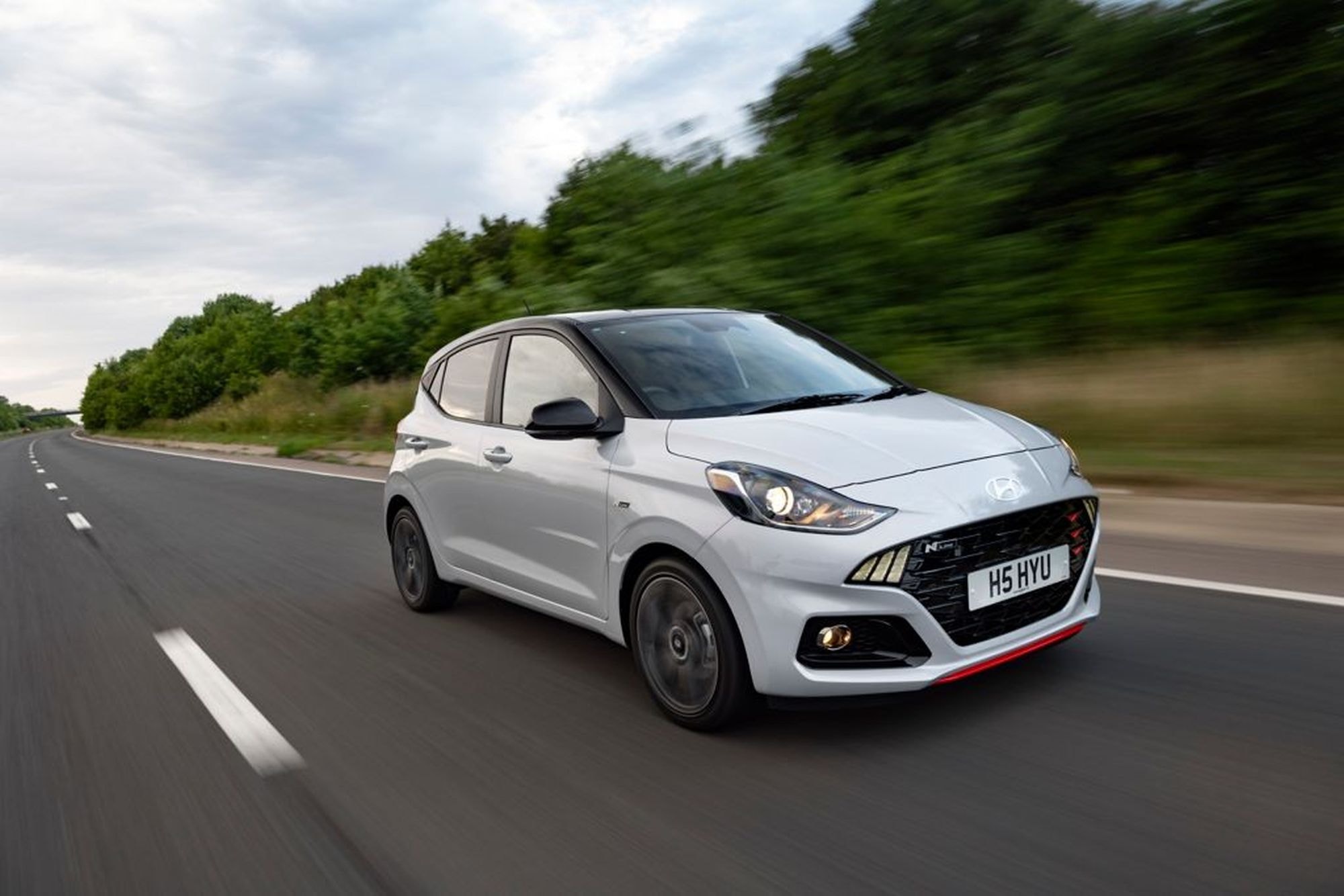 Captura del Hyundai i10 en movimiento, destacando su ágil diseño trasero.