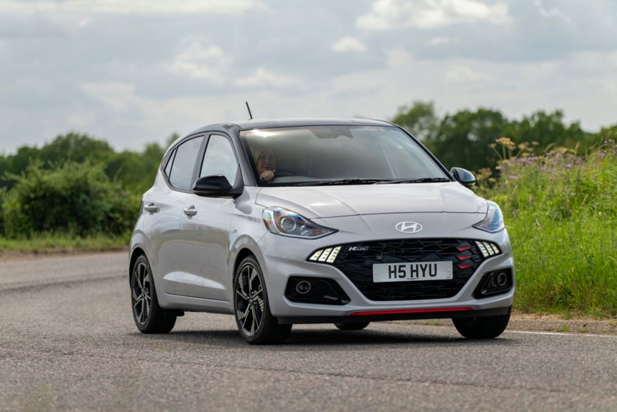 Vista lateral y trasera del Hyundai i10, muestra su diseño moderno y atractivo.