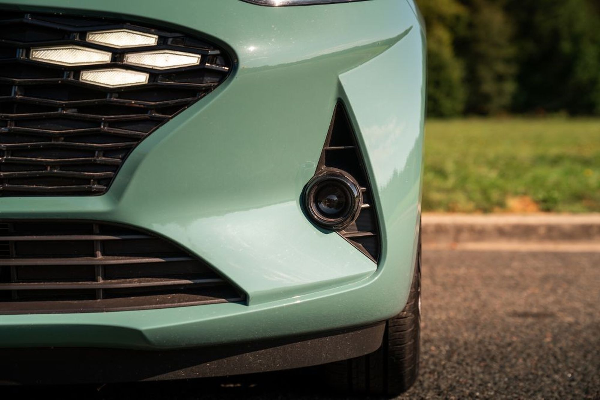 Detalle del faro del Hyundai i10, iluminación eficiente y estilizada.