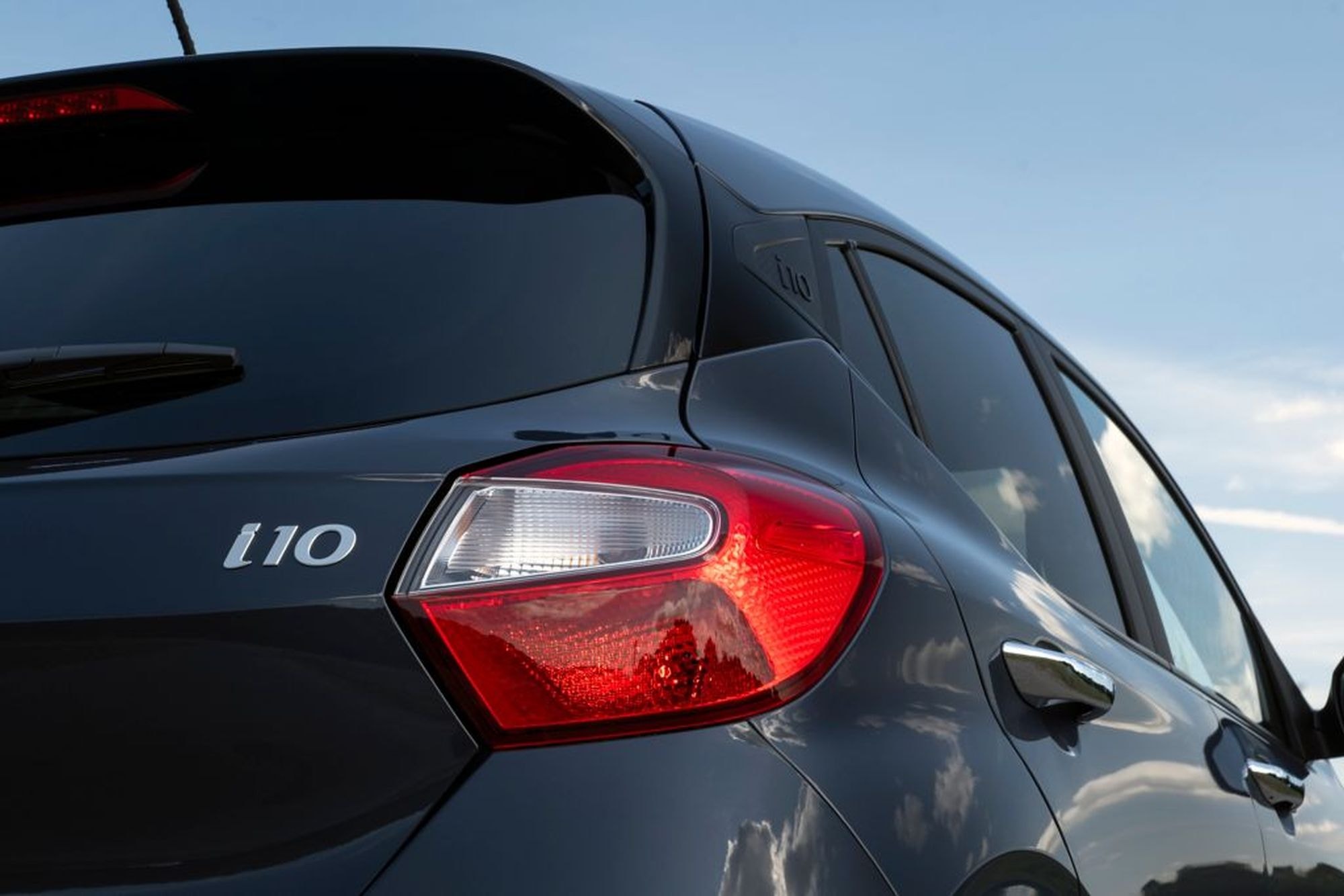 Vista delantera del Hyundai i10, resaltando su diseño moderno y aerodinámico.