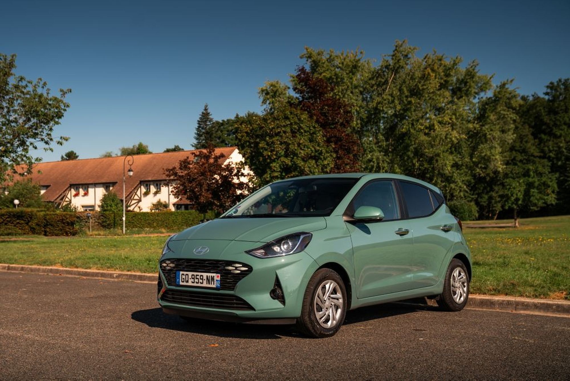 Frontal del Hyundai i10, diseño moderno y atractivo.
