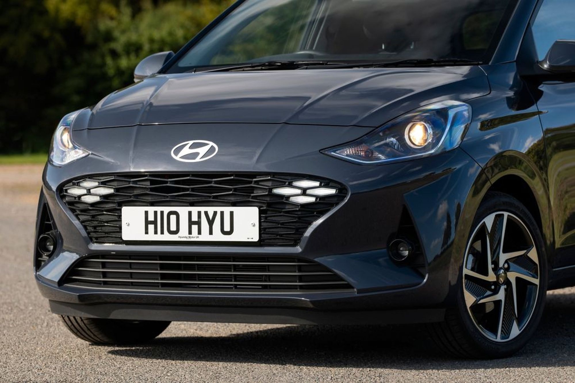 Impresionante vista frontal del Hyundai i10, destacando su parrilla y faros deportivos.