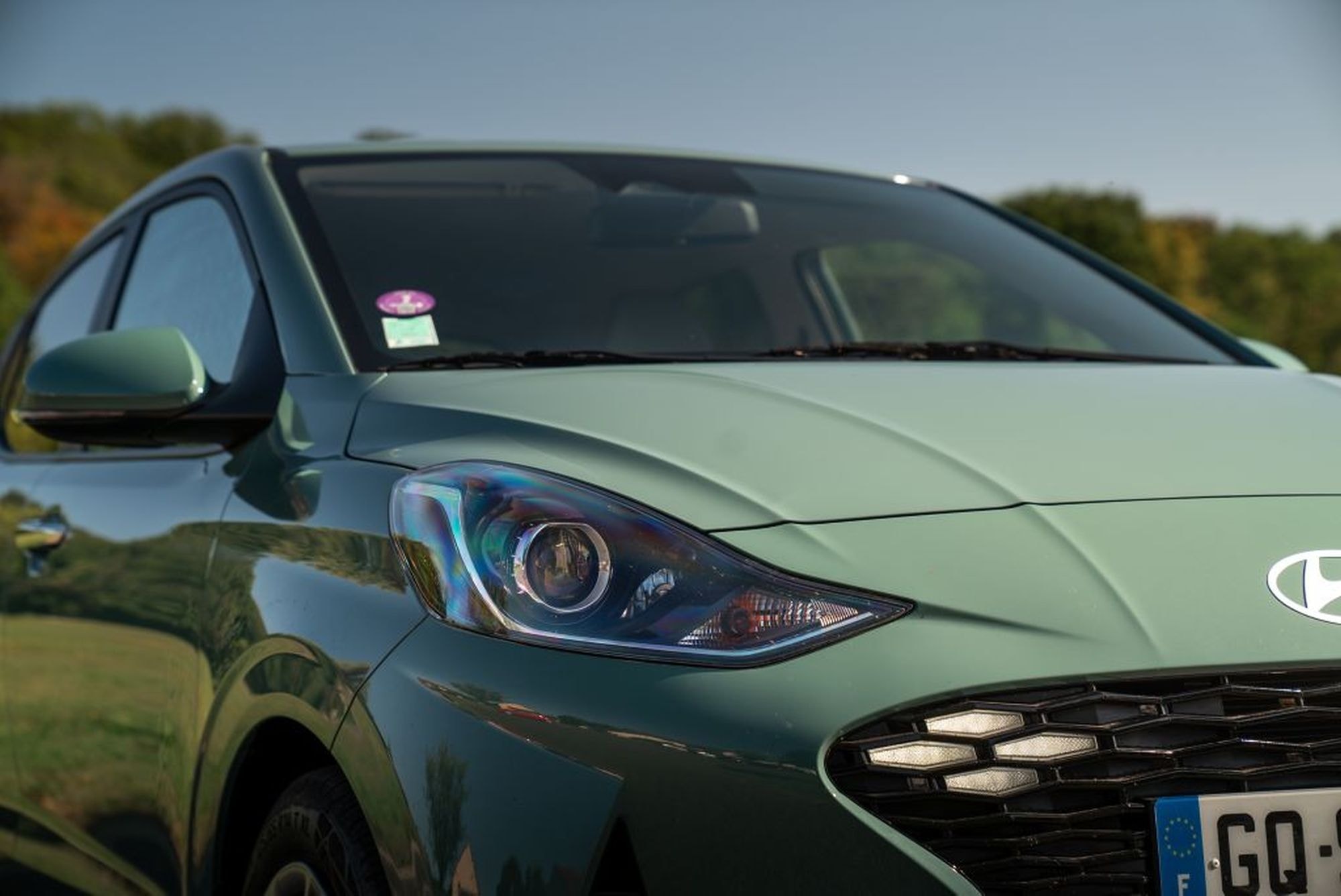 Vista delantera del Hyundai i10 en color verde, mostrando sus características ópticas innovadoras.