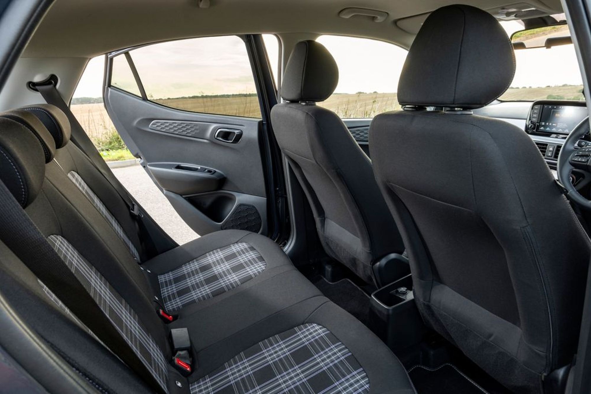 Perspectiva frontal del Hyundai i10, que resalta su estilo moderno y atractivo.