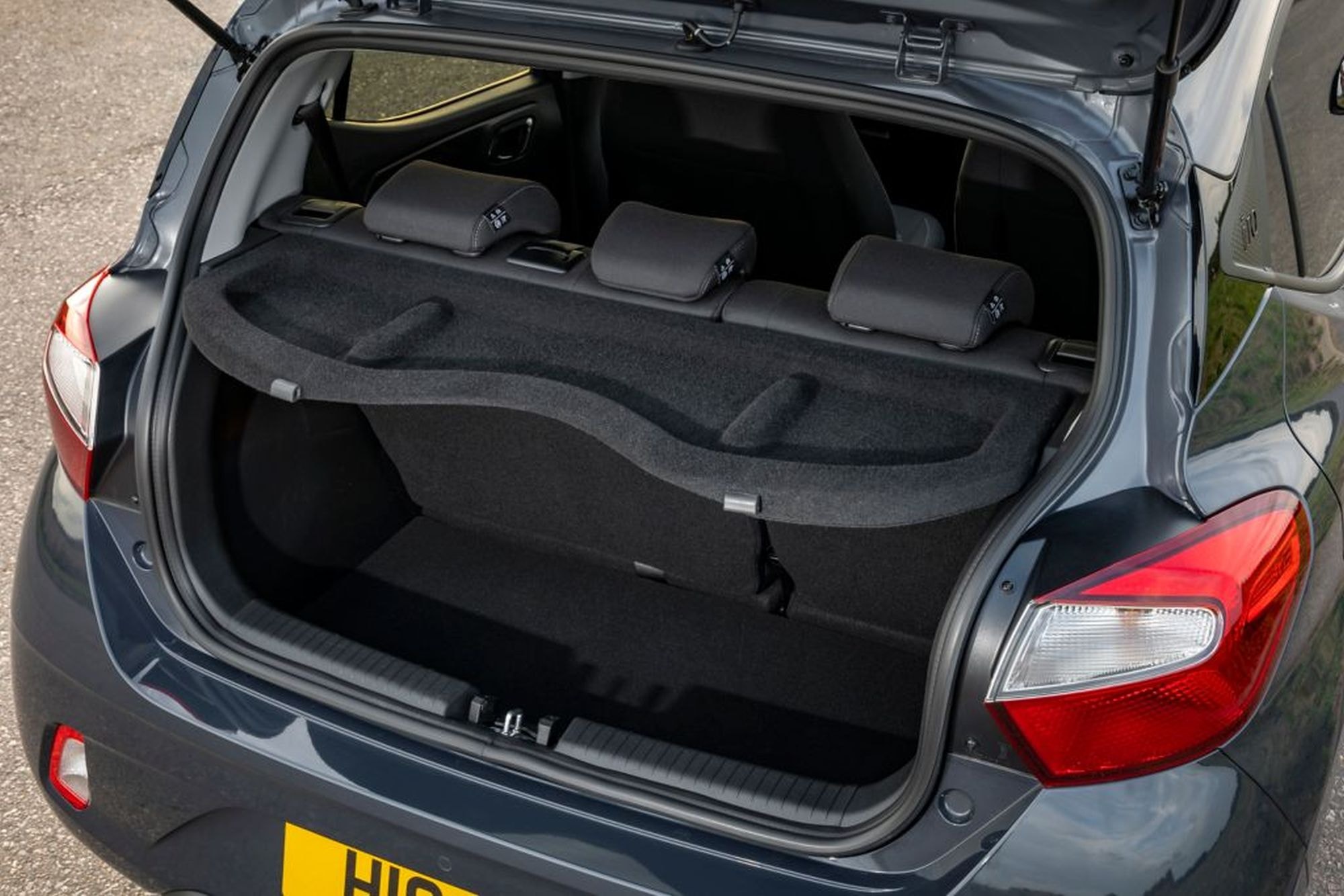 Interior del Hyundai i10, con asientos cómodos y un diseño práctico.