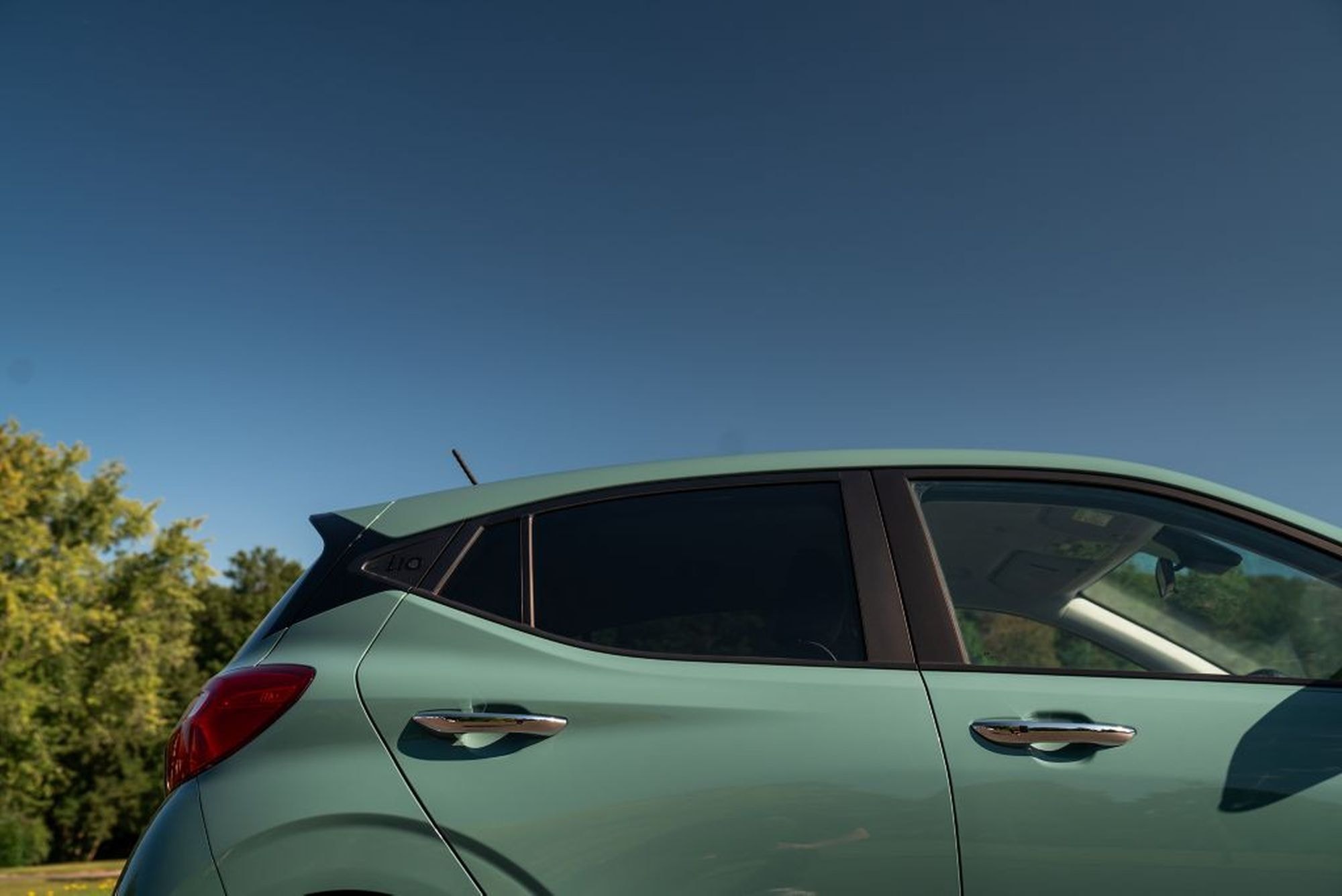 Vista lateral derecha del Hyundai i10, muestra su diseño aerodinámico.