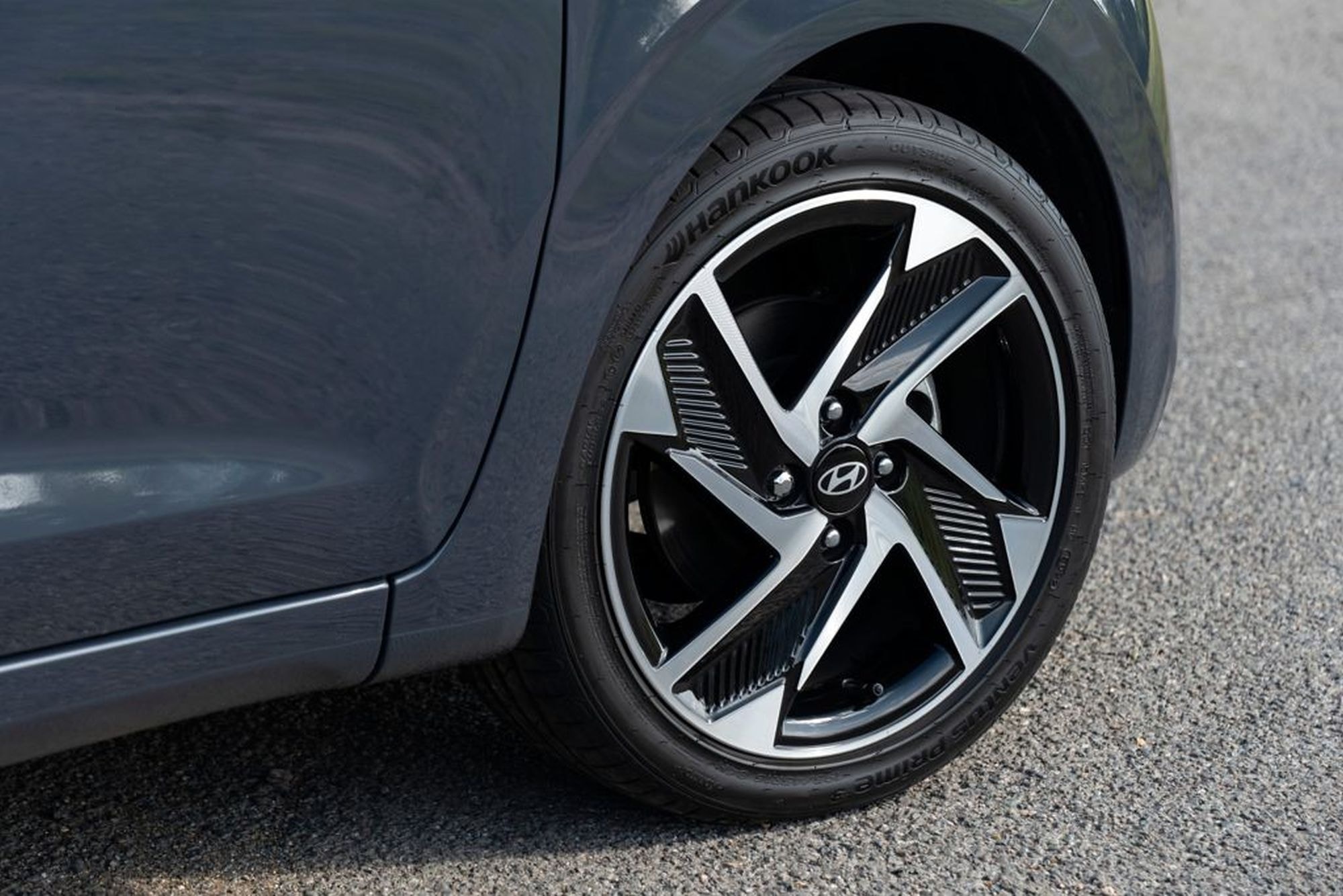 Perspectiva lateral del Hyundai i10, mostrando su perfil estilizado y elegante.