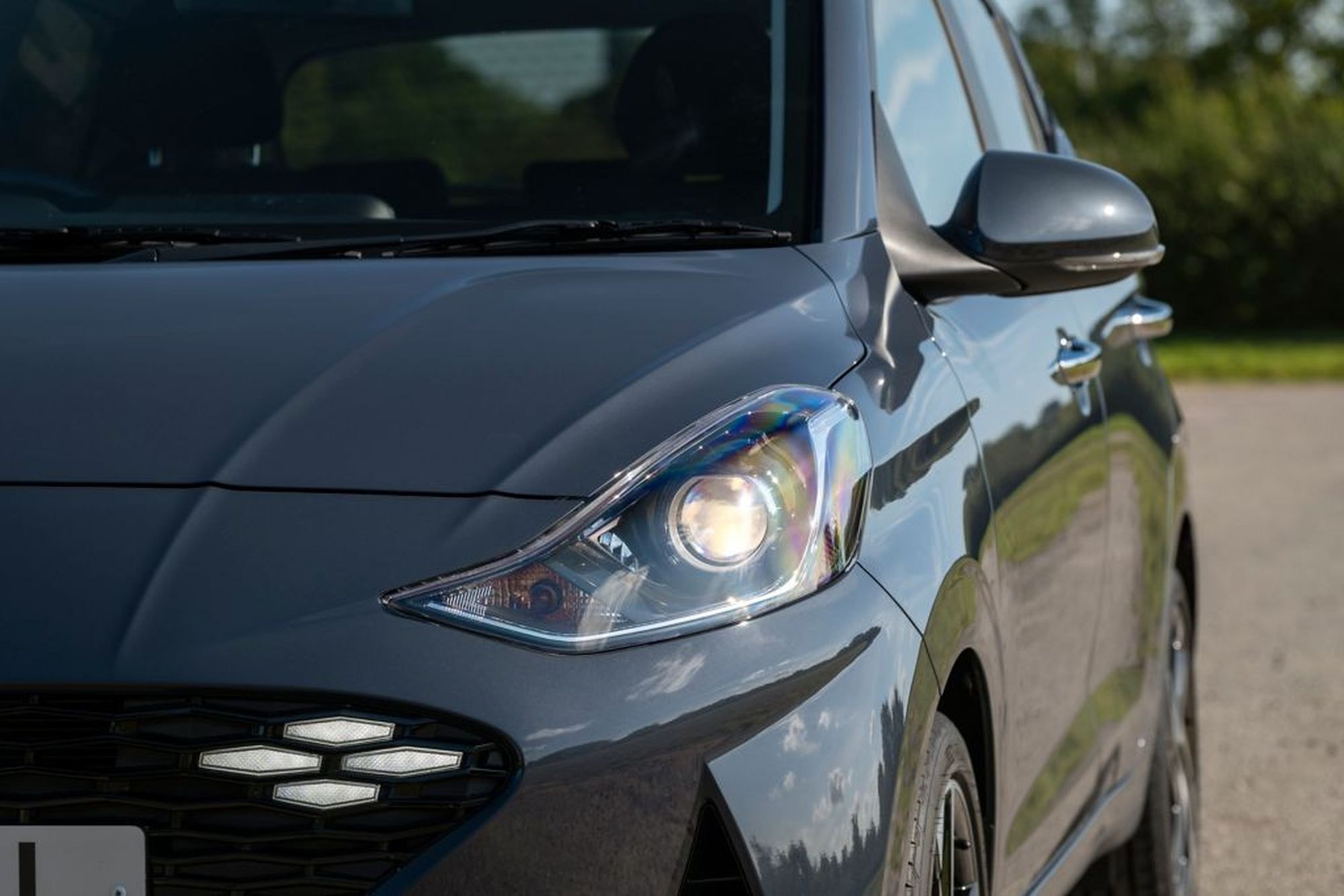 Logo trasero del Hyundai i10, que combina modernidad y simplicidad.