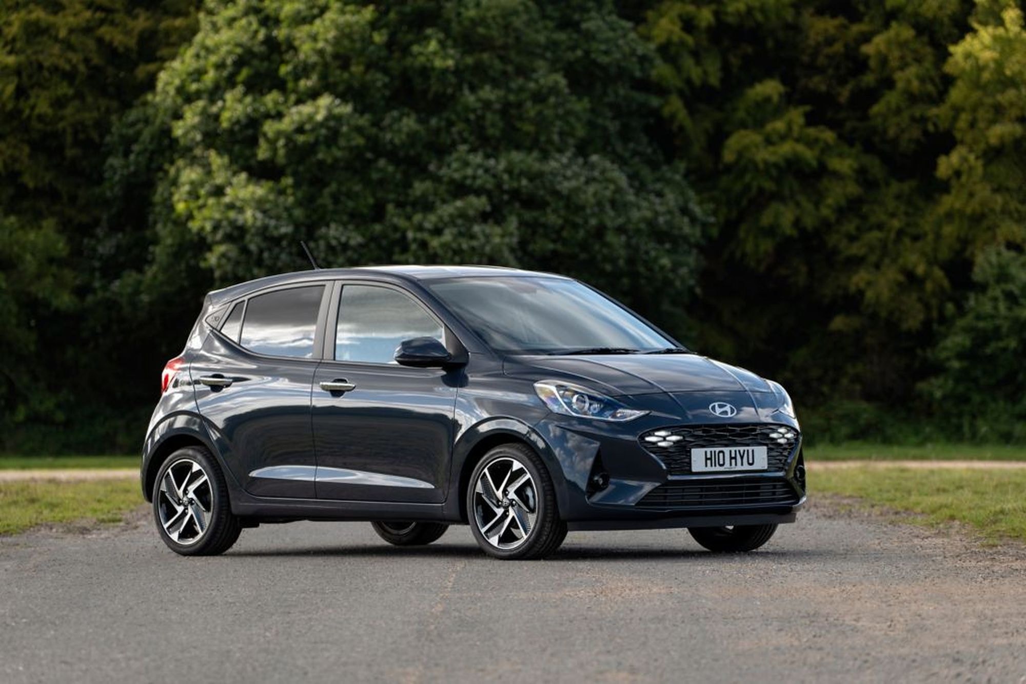 Vista trasera del Hyundai i10 mostrando sus líneas elegantes