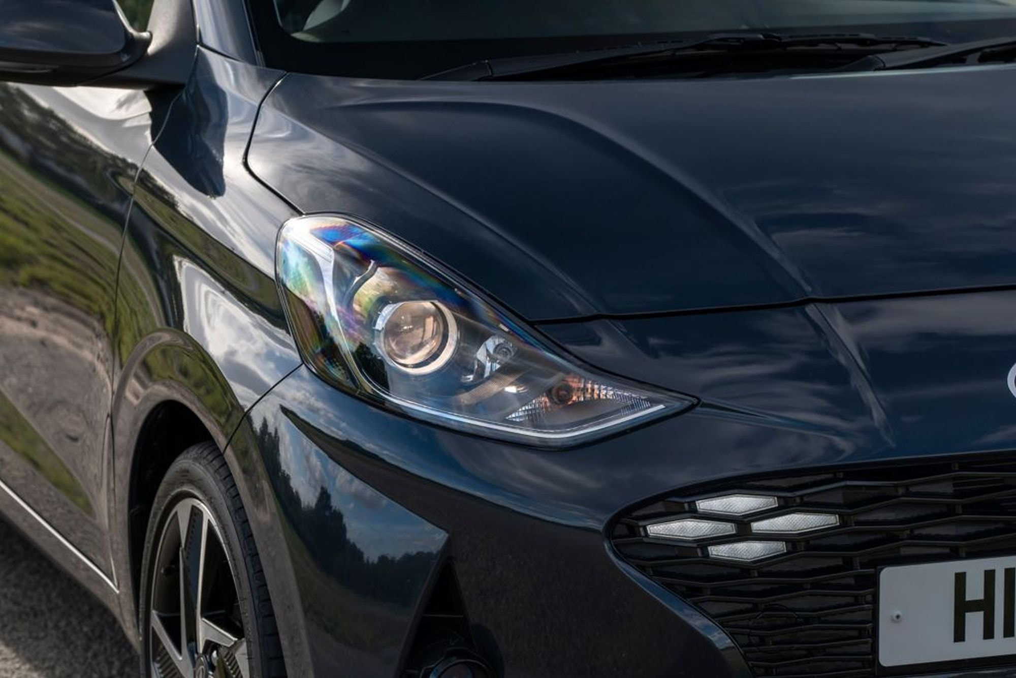 Enfoque en llanta del Hyundai i10, destacando su diseño deportivo.