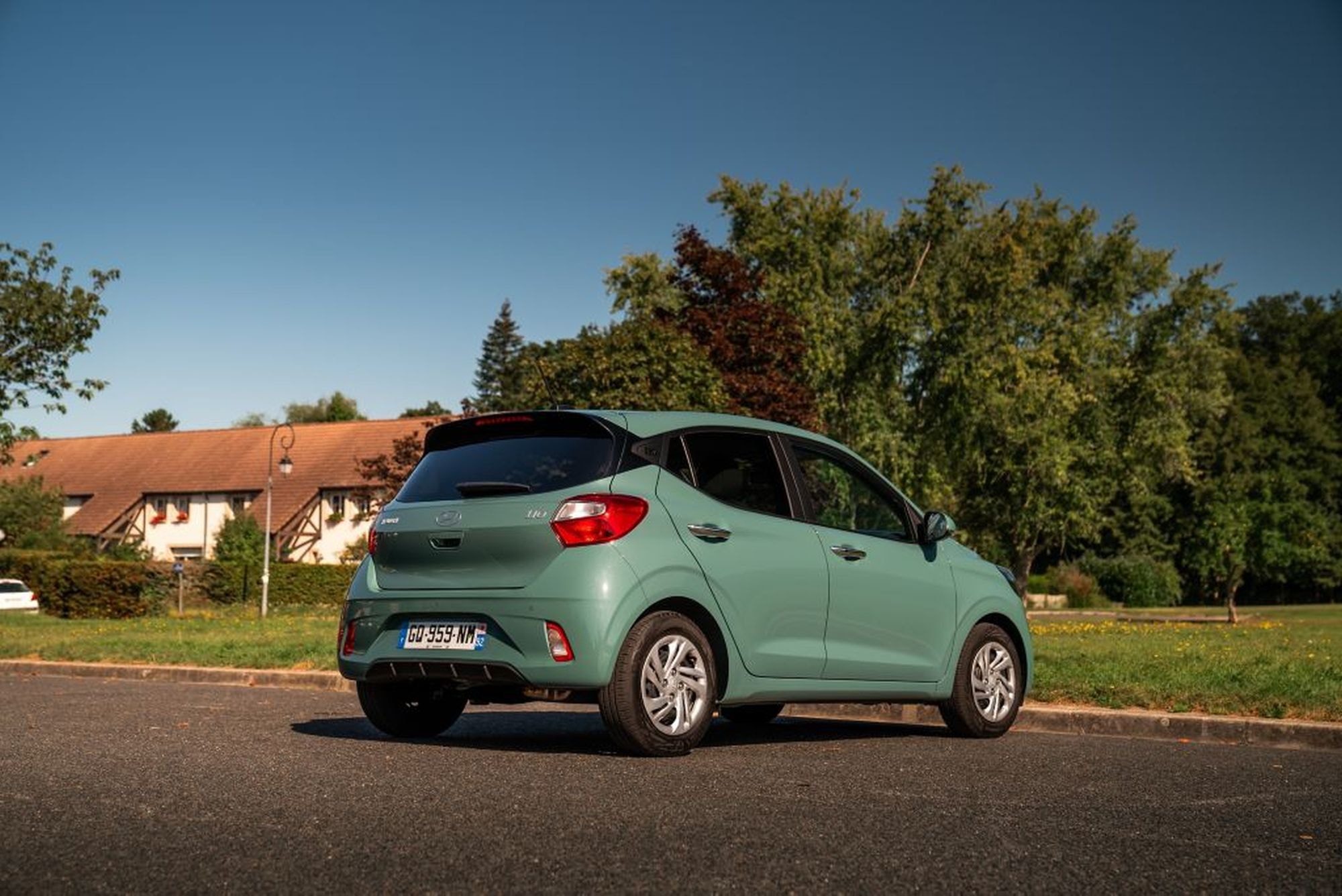Ángulo del techo del Hyundai i10, con un diseño moderno y aerodinámico.