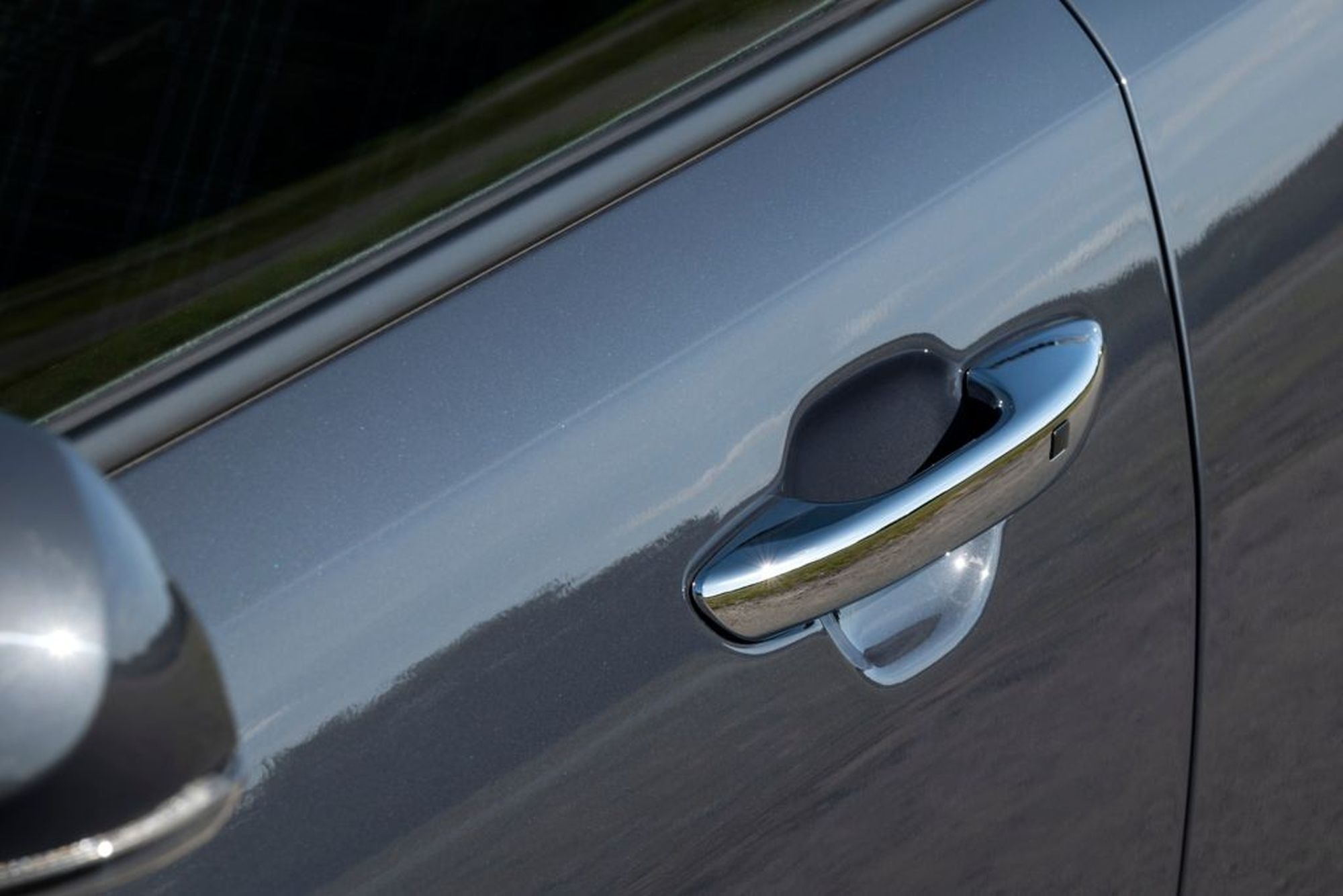 Vista trasera del Hyundai i10, con detalles de su diseño compacto y luces traseras.