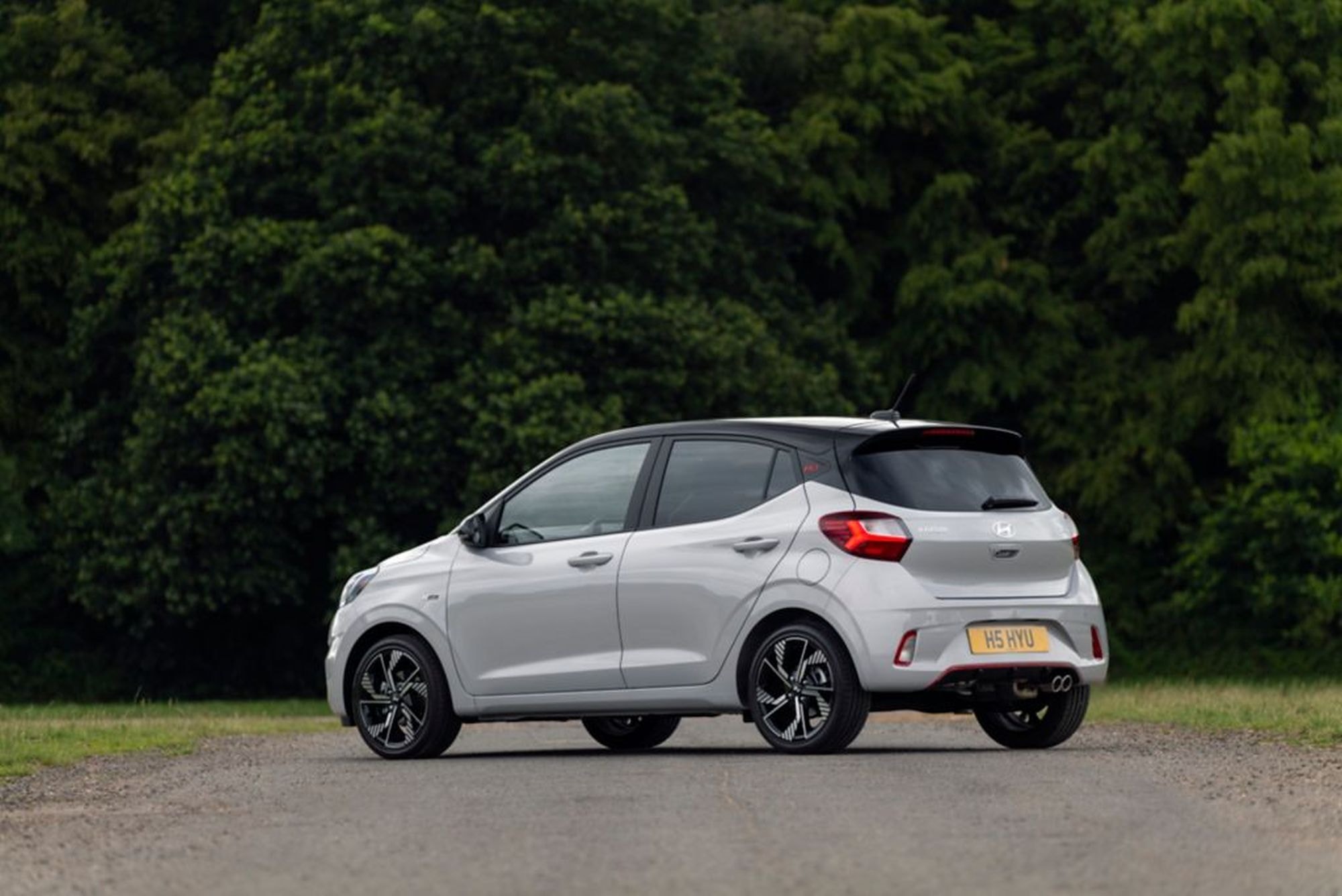 Vista lateral y trasera del Hyundai i10, resalta su diseño compacto y moderno.