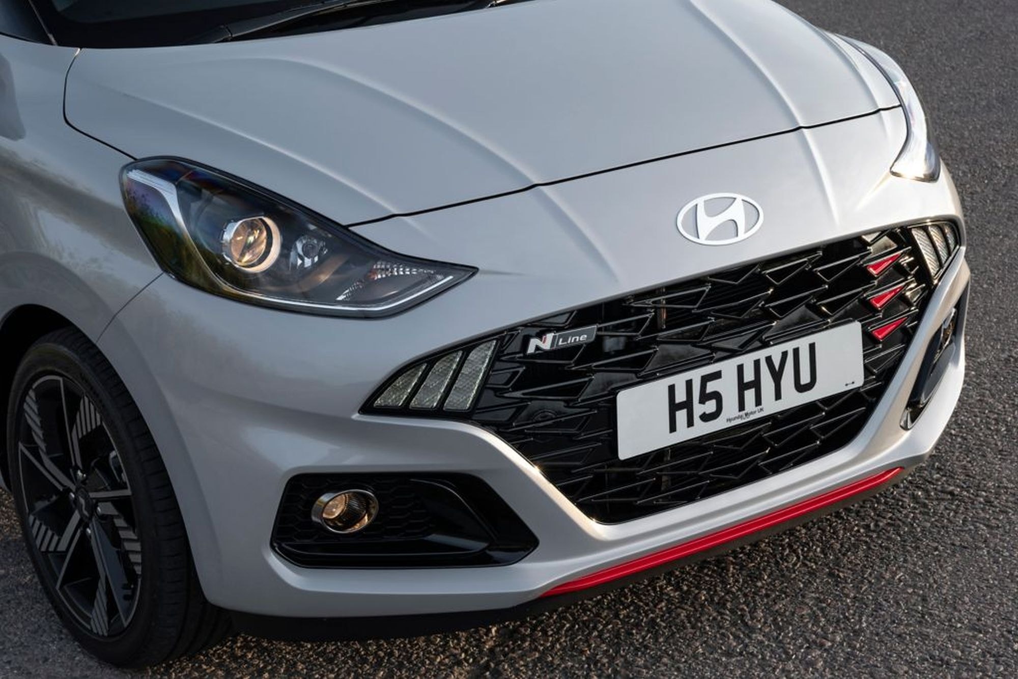 Vista trasera del Hyundai i10 mostrando el nombre del modelo