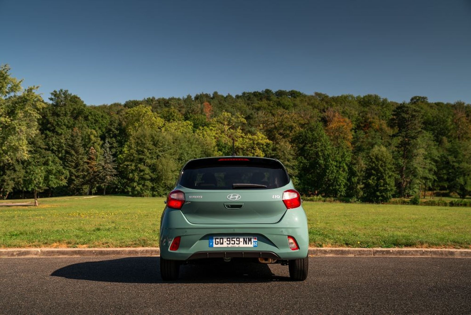 Vista lateral y trasera del Hyundai i10, elegancia en cada ángulo.